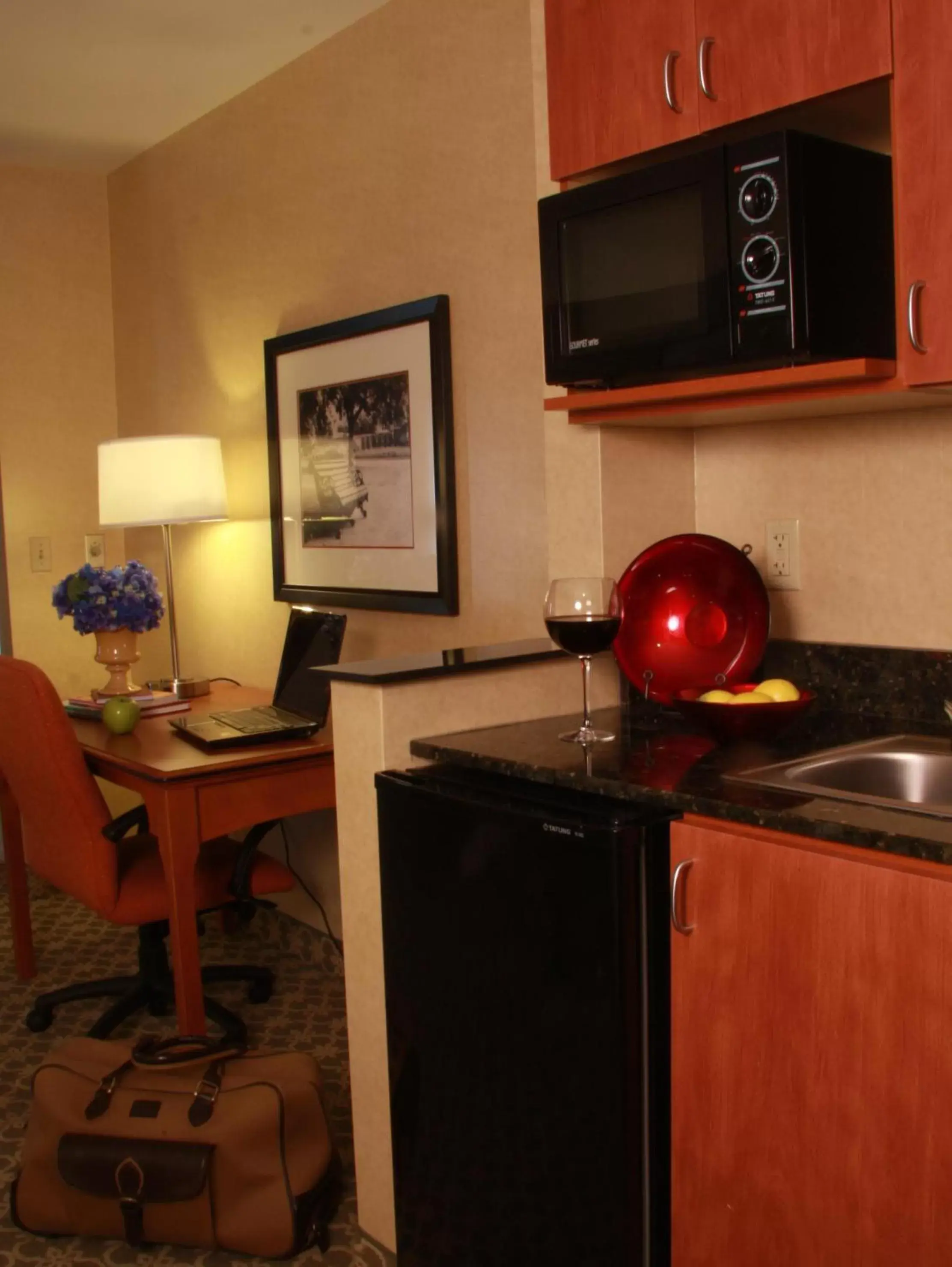 Coffee/tea facilities, Kitchen/Kitchenette in Holiday Inn Carbondale - Conference Center, an IHG Hotel