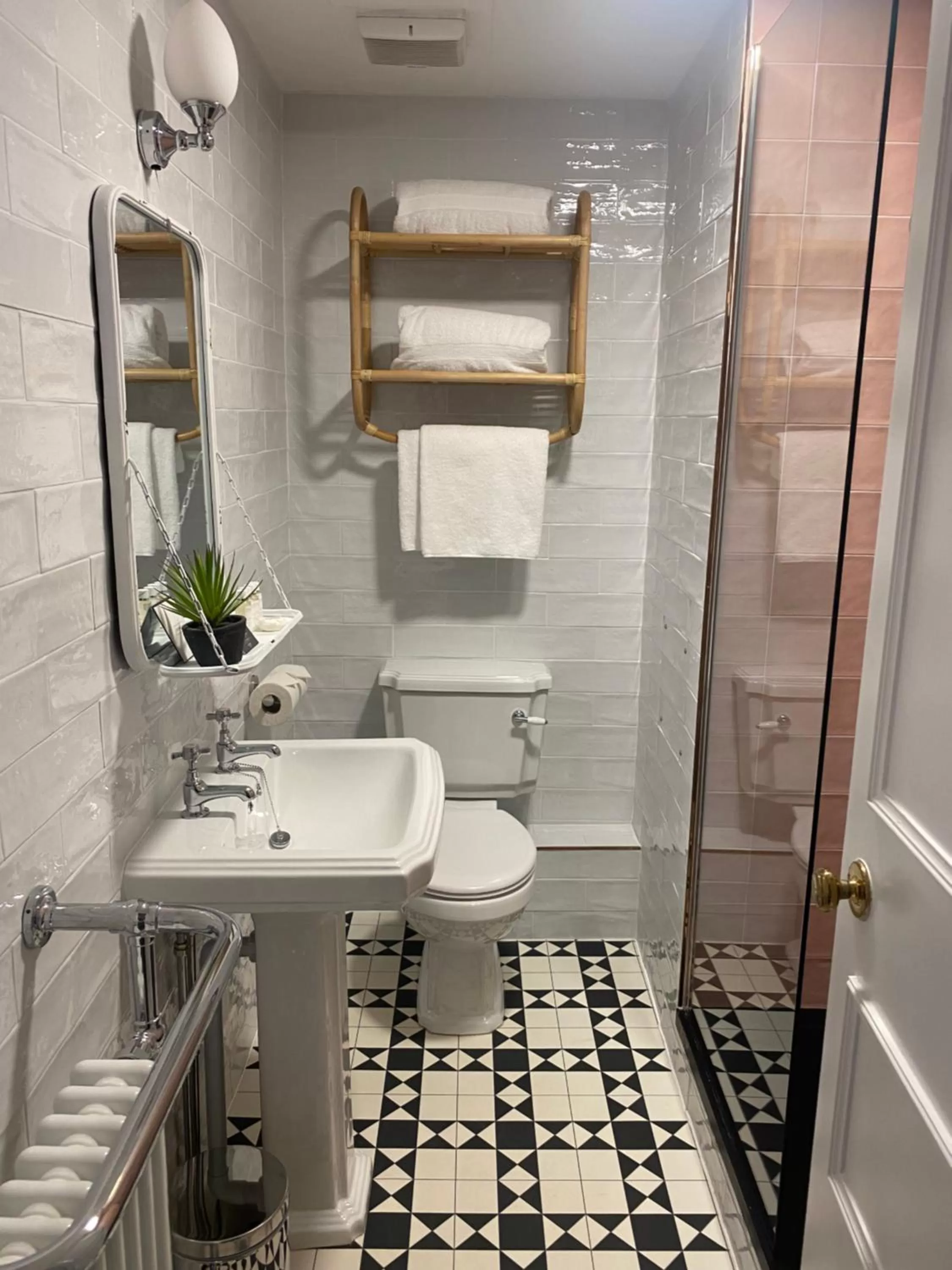 Bathroom in Hartford Hall on School Lane