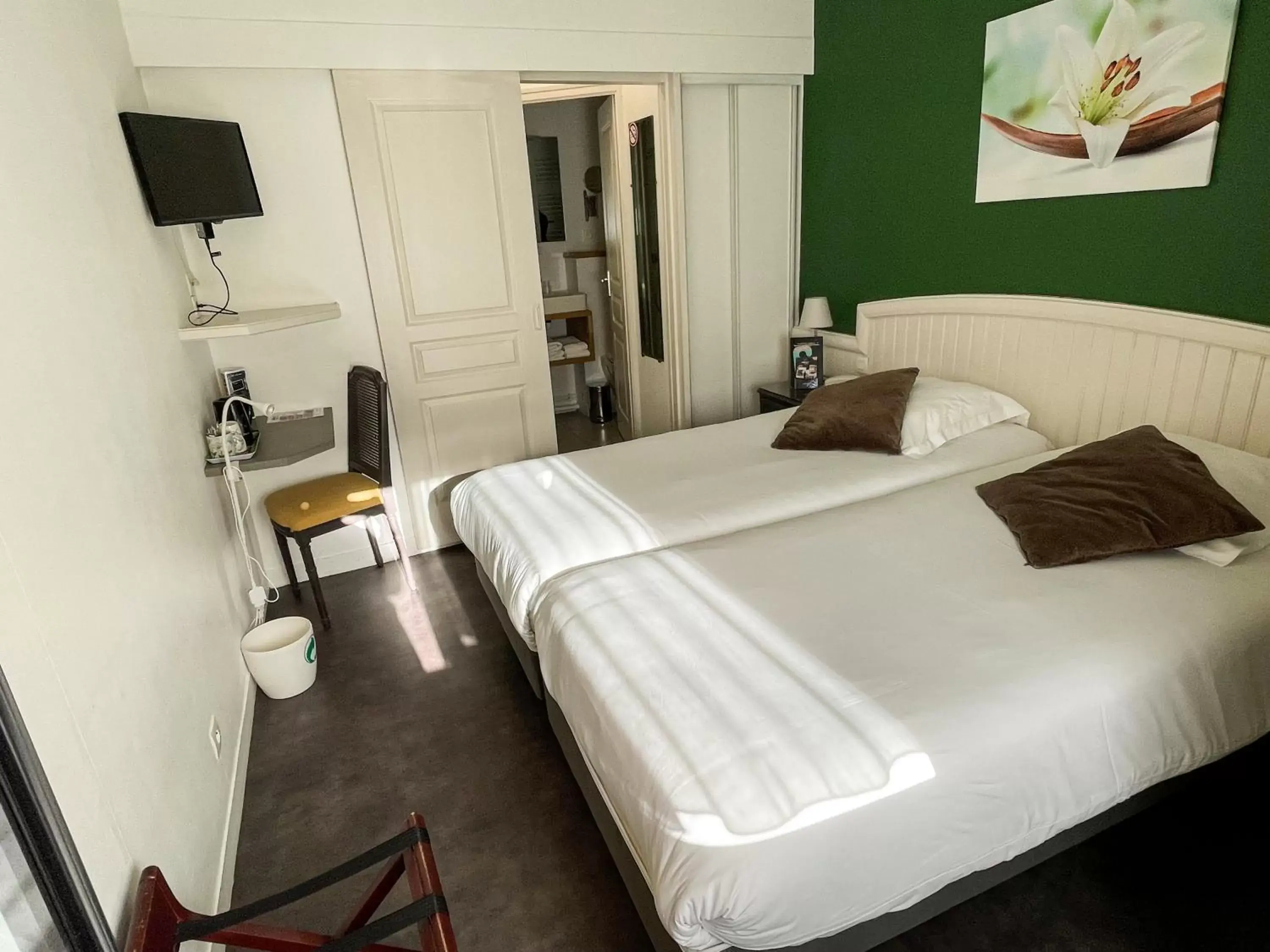 Bedroom, Bed in Garden Hotel Rennes Centre Gare