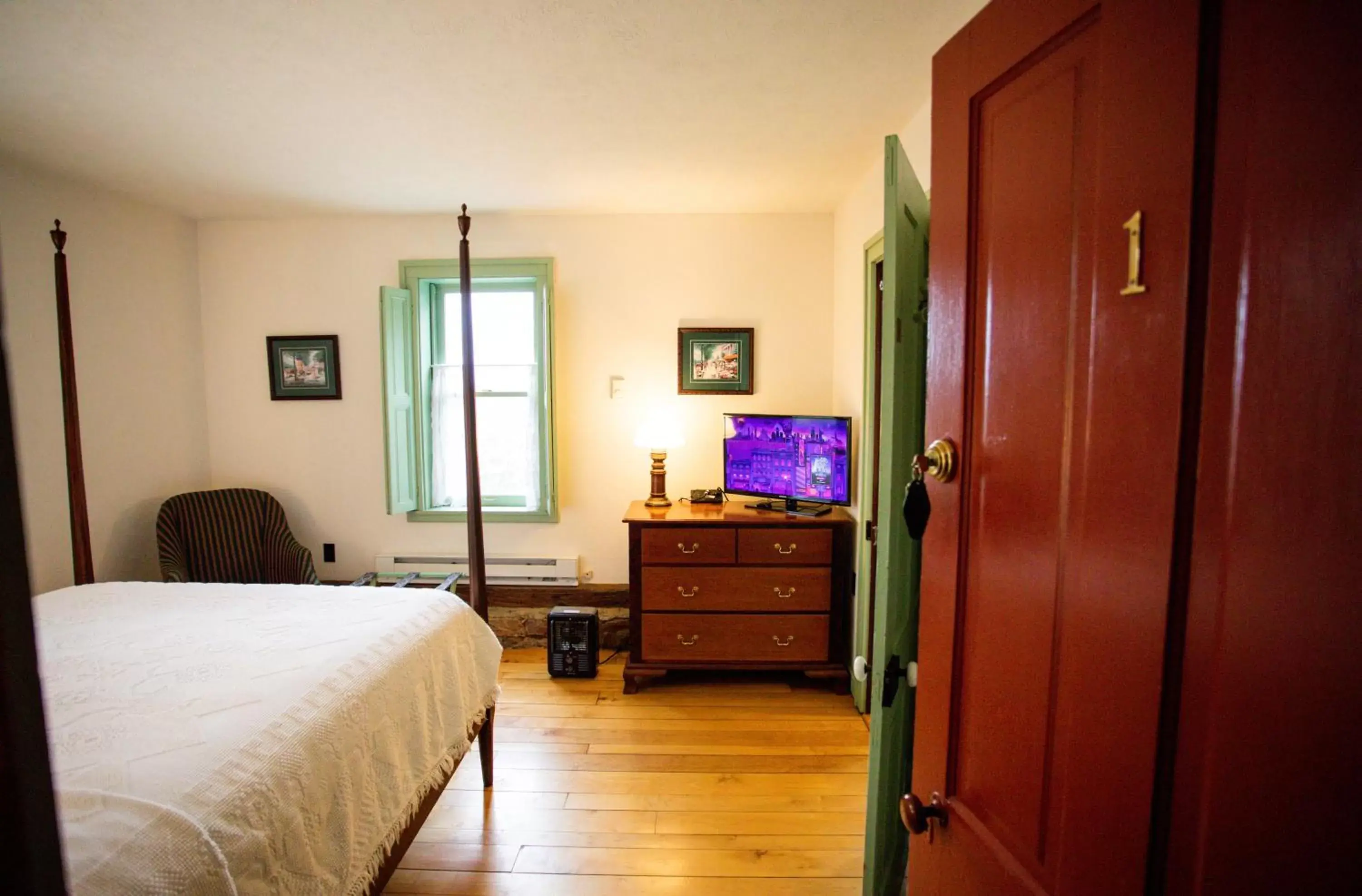 Photo of the whole room, TV/Entertainment Center in Baneberry Meadows B&B