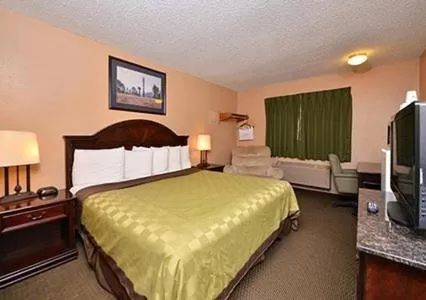 Standard King Room - Non Smoking in Rodeway Inn West Fargo