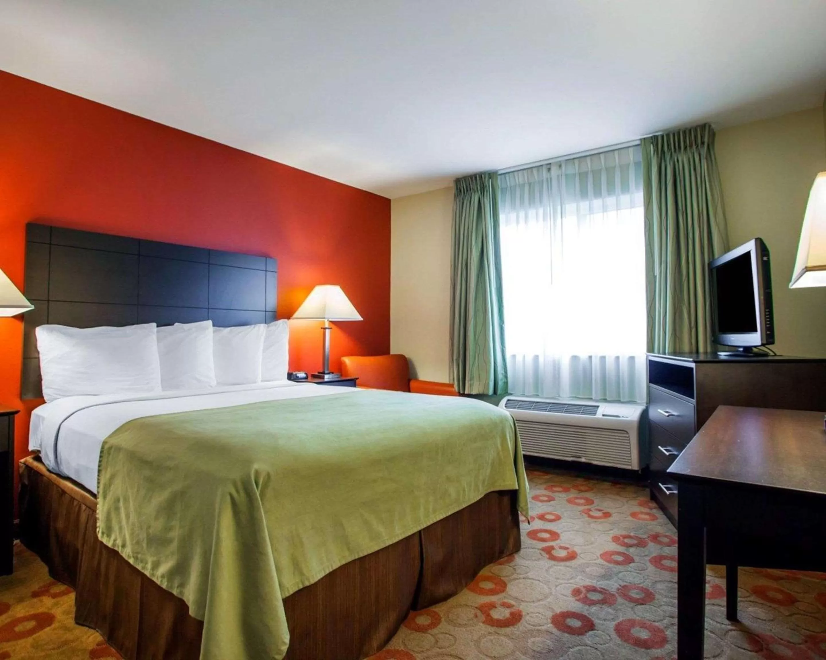 Photo of the whole room, Bed in Suburban Studios Cedar Falls