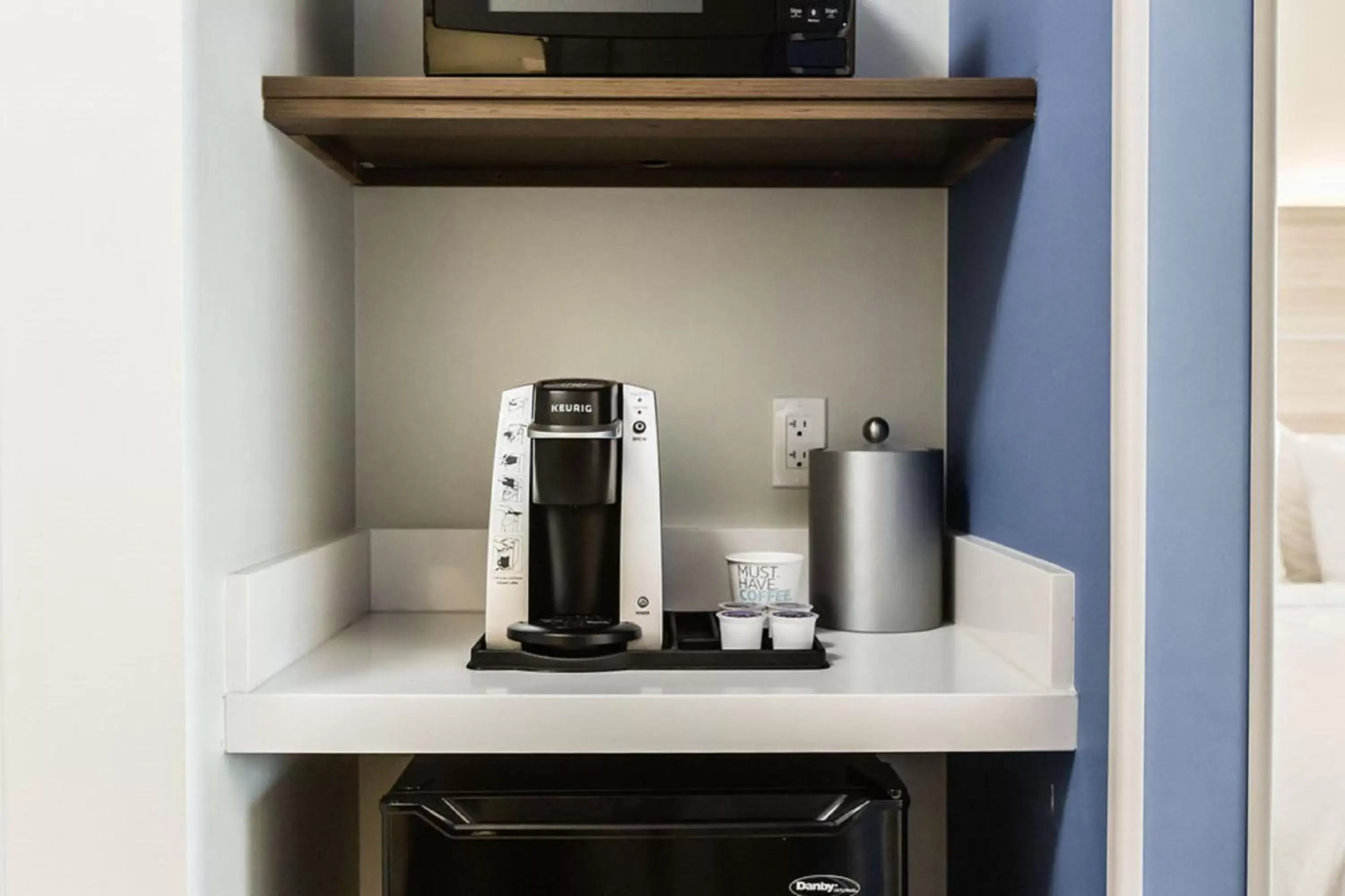 Photo of the whole room, Coffee/Tea Facilities in Holiday Inn Express & Suites Edmonton N - St Albert, an IHG Hotel