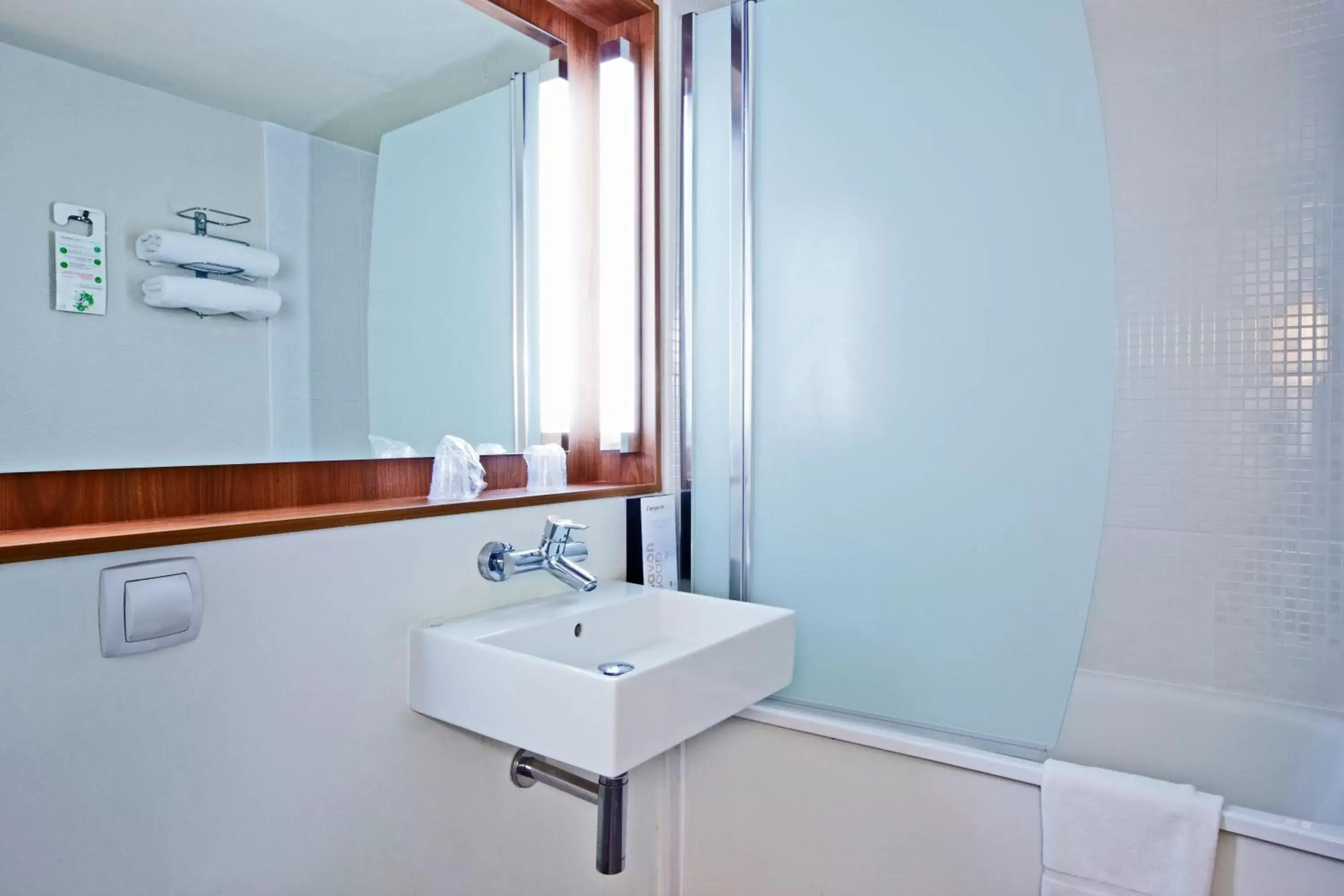 Bathroom in Campanile Chanas Bathroom in Campanile Chanas