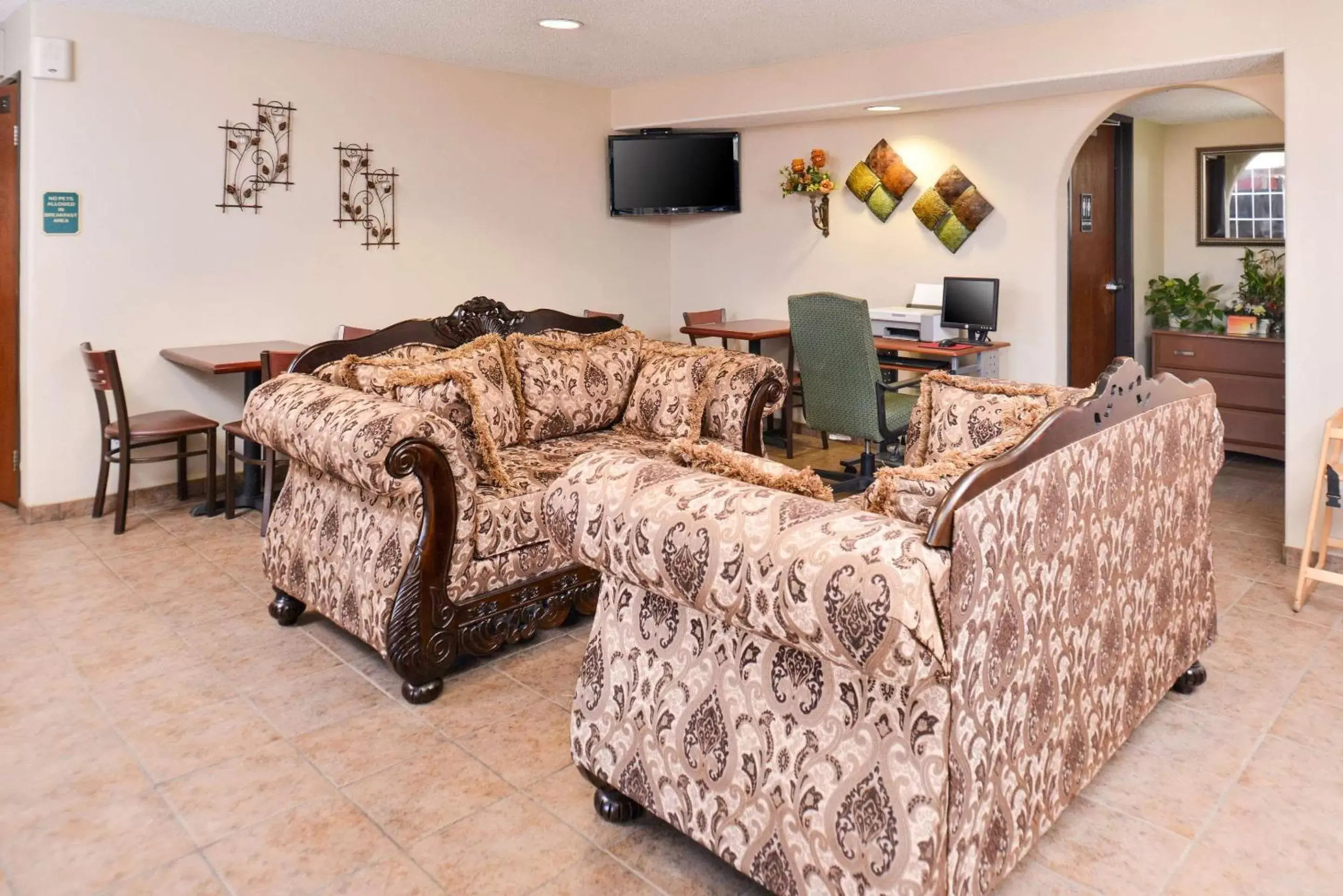 Lobby or reception, Seating Area in Quality Inn