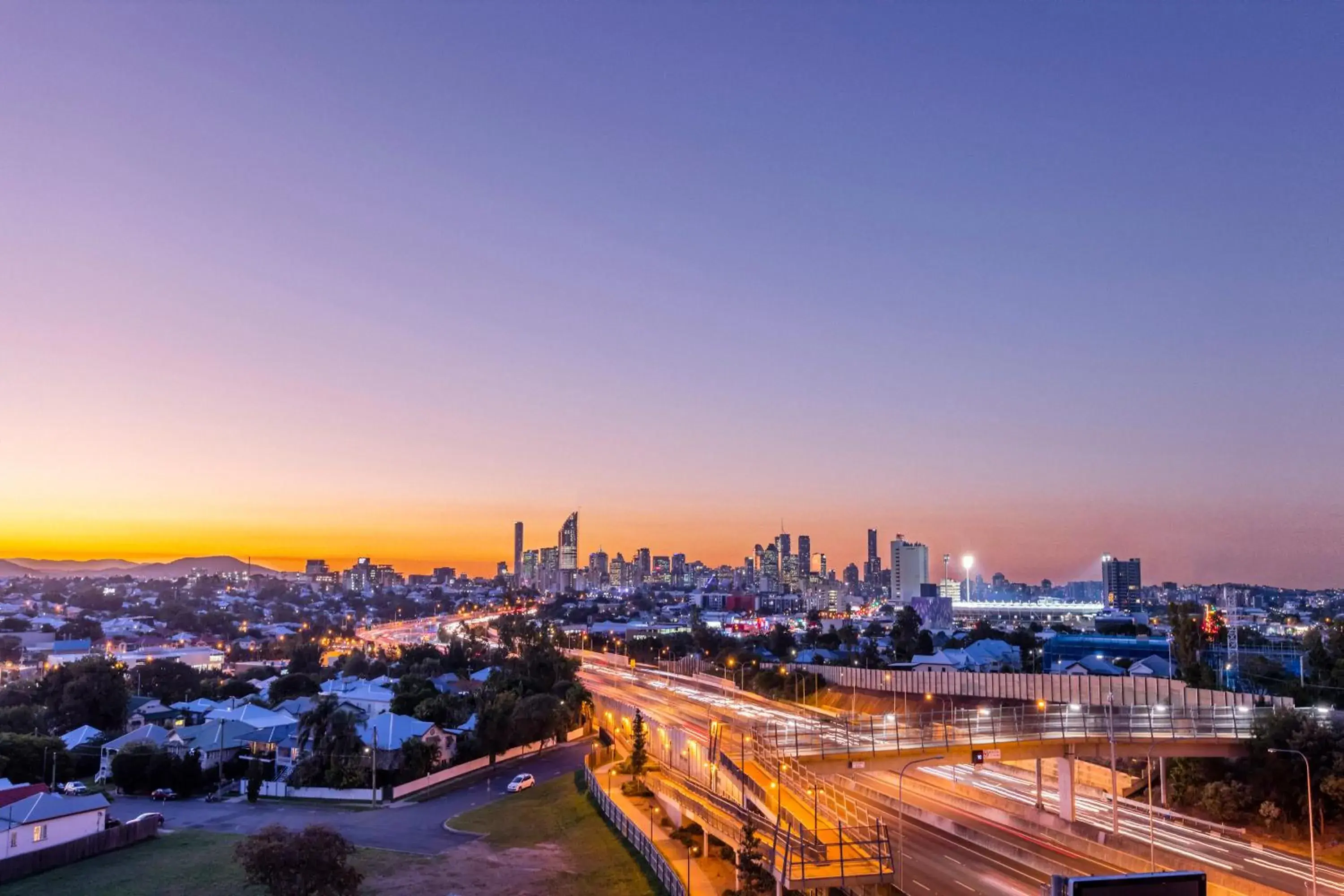 City view, Sunrise/Sunset in Oaks Brisbane Woolloongabba Suites