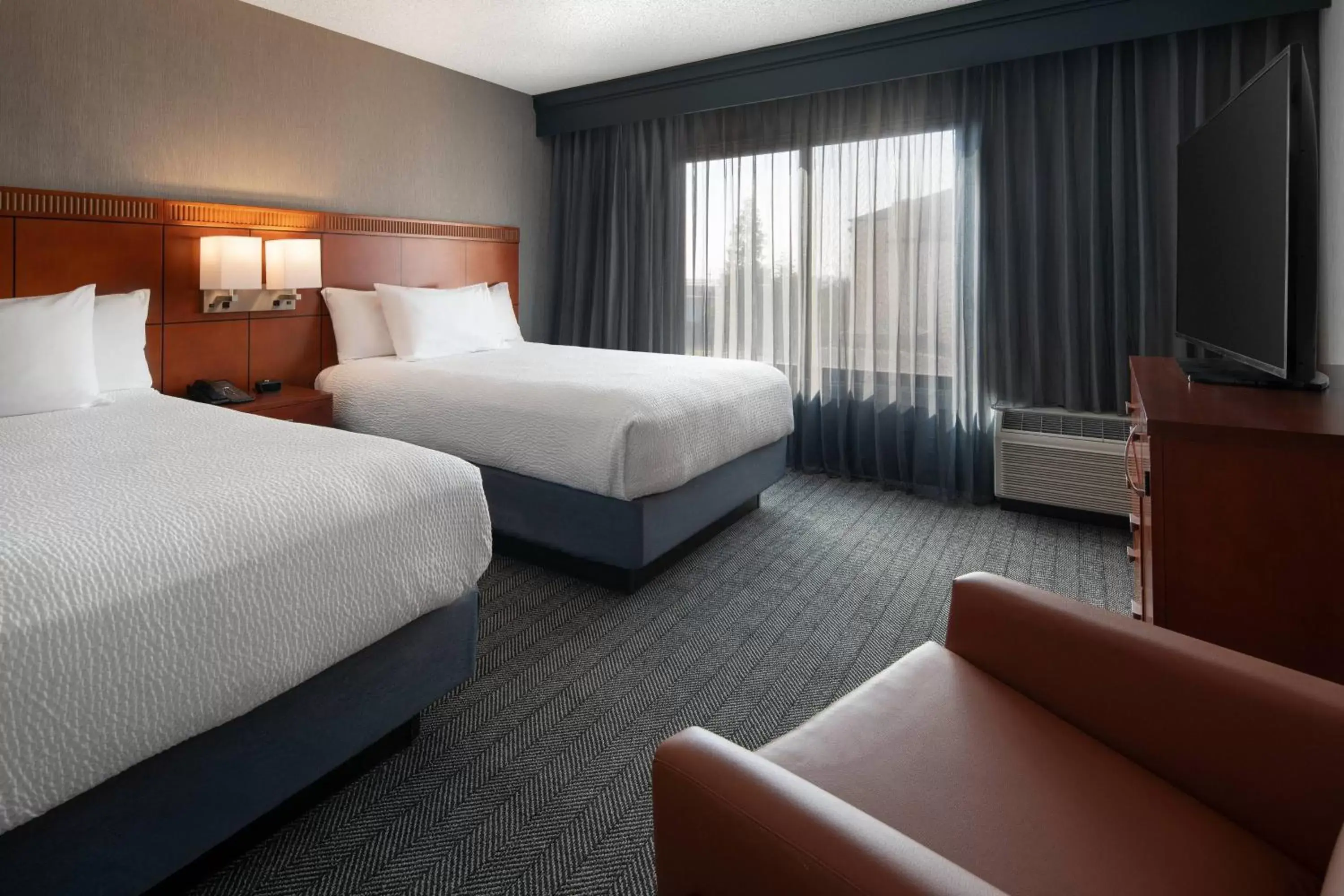 Photo of the whole room, Bed in Courtyard by Marriott Bakersfield