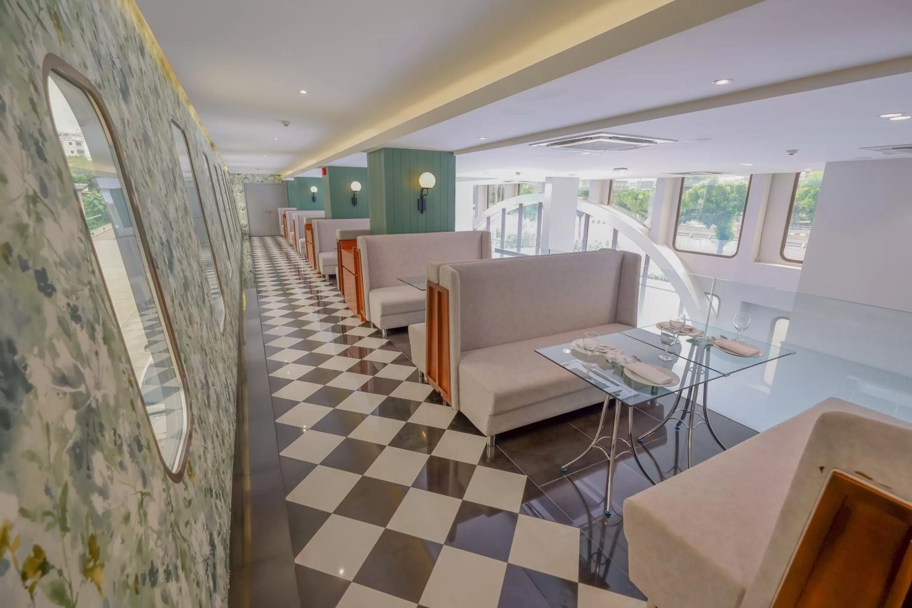 Restaurant/places to eat in Justice Hotel