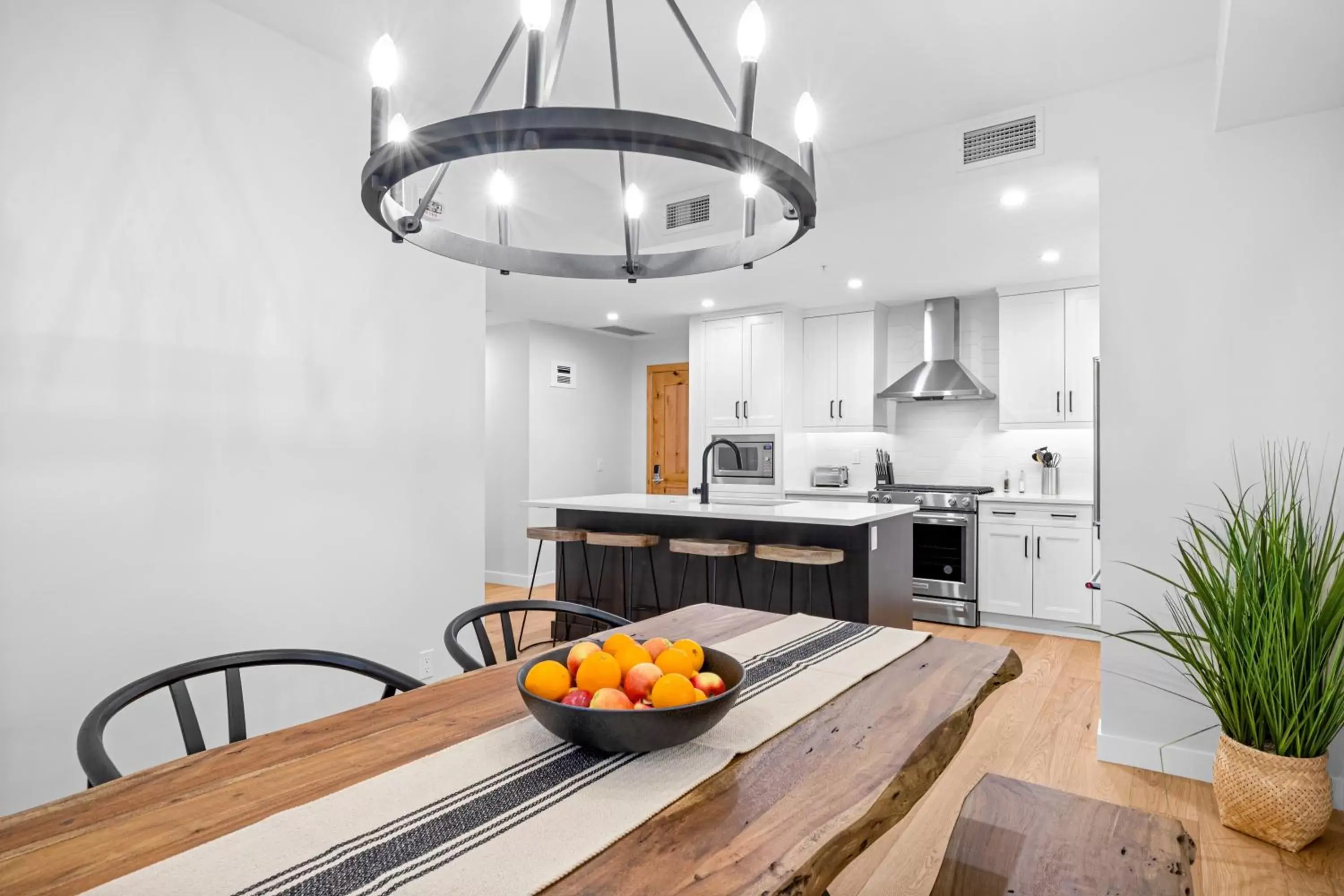 Dining area, Kitchen/Kitchenette in Tamarack Lodge by Spring Creek Vacations