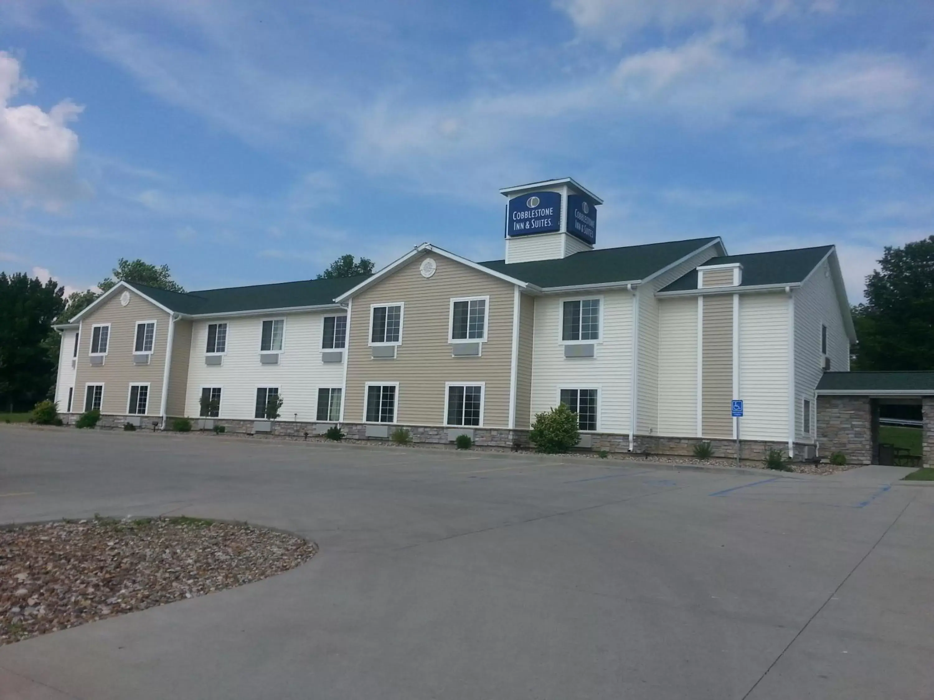 Facade/entrance, Property Building in Cobblestone Inn & Suites - Bloomfield