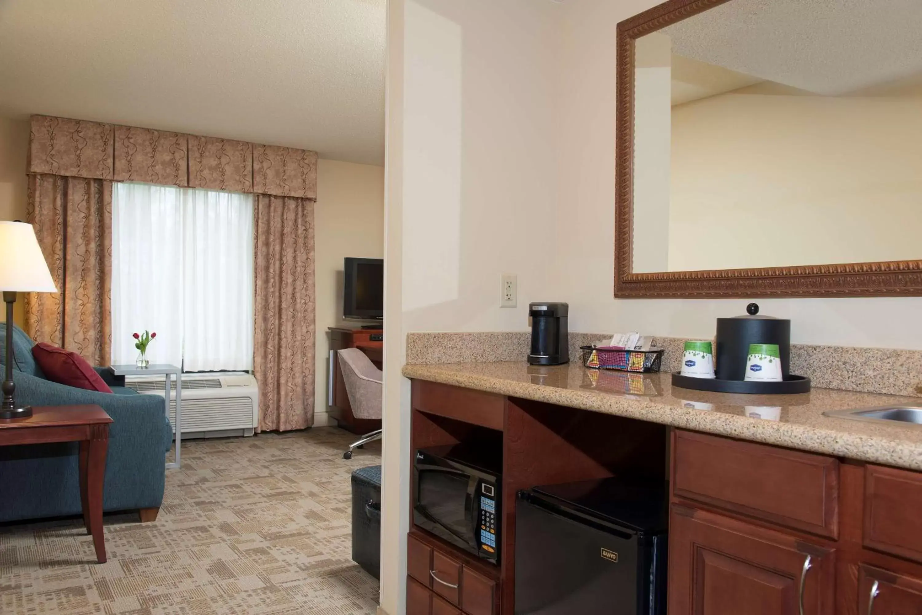 Bed, TV/Entertainment Center in Hampton Inn & Suites Bloomington Normal