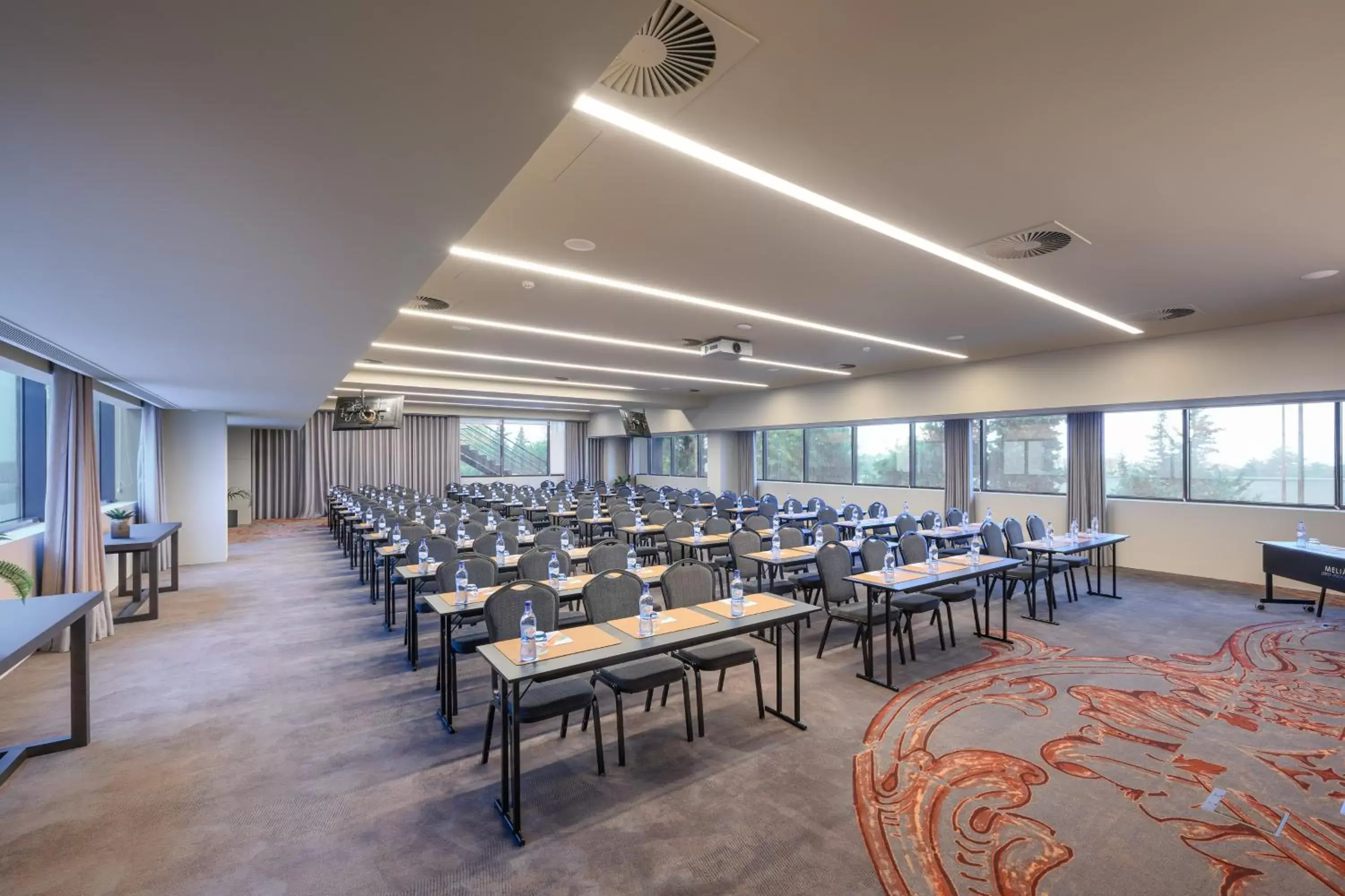 Meeting/conference room, Restaurant/Places to Eat in Meliá Lisboa Aeroporto