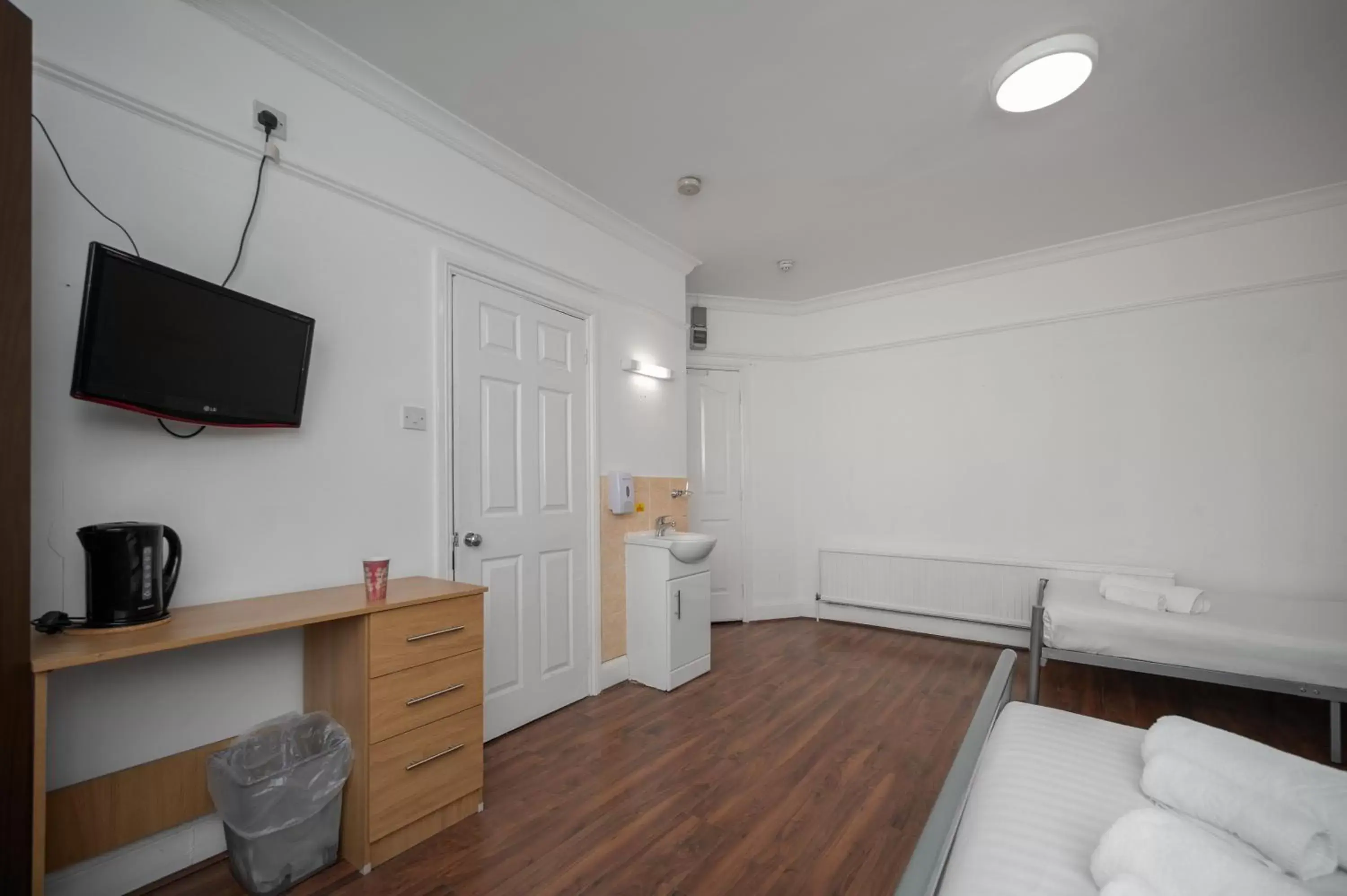 Bedroom, TV/Entertainment Center in Flexistay Norbury Aparthotel