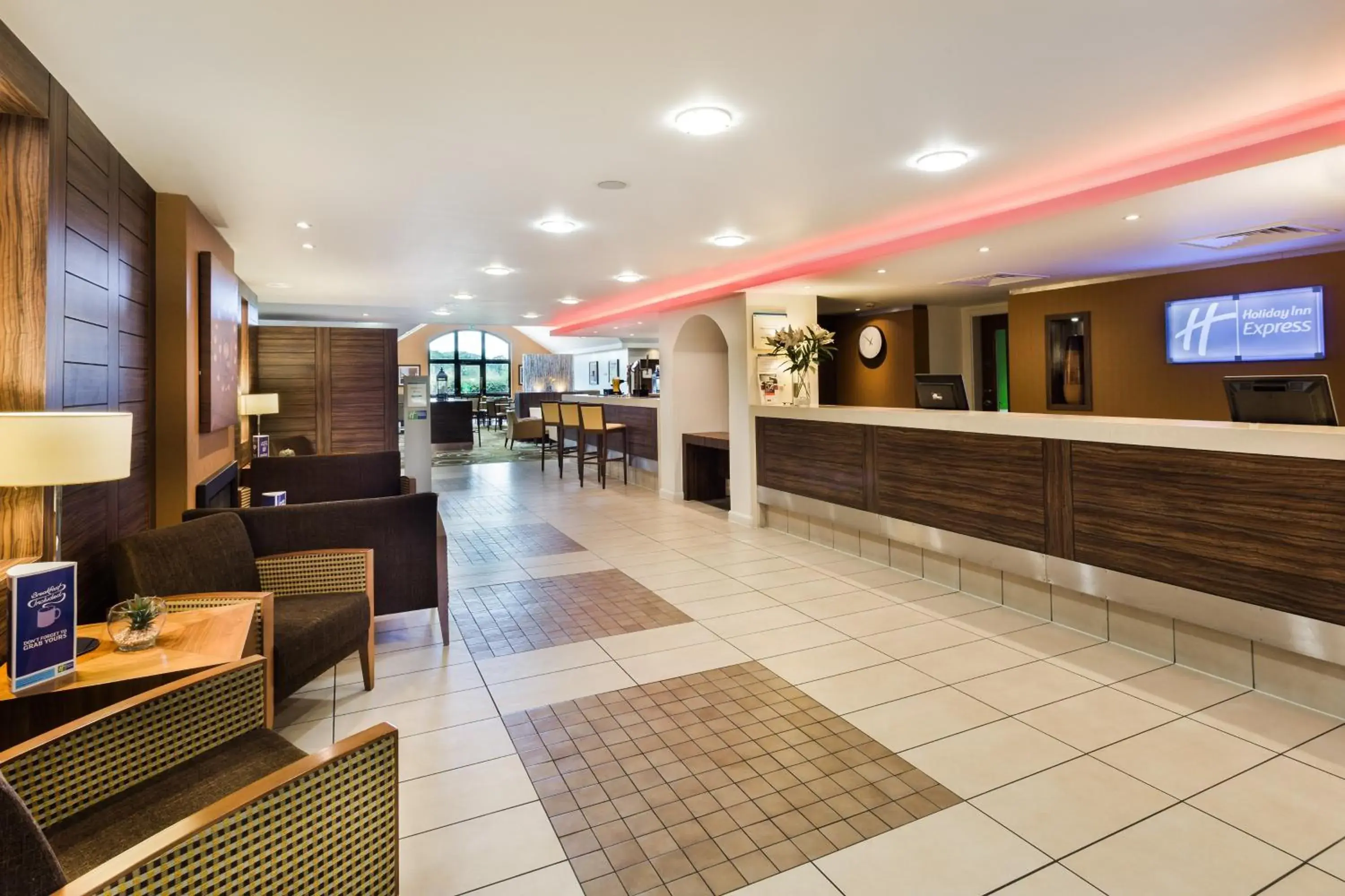 Property building, Lobby/Reception in Holiday Inn Express Colchester