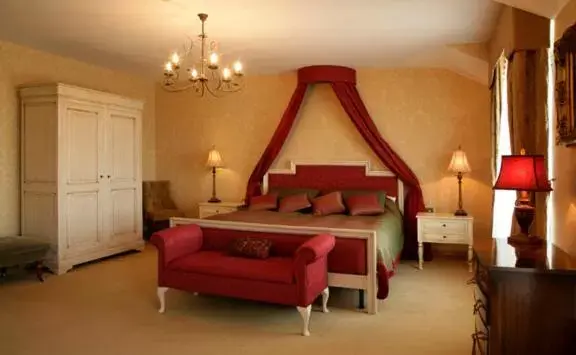 Bed in Kettles Country House Hotel