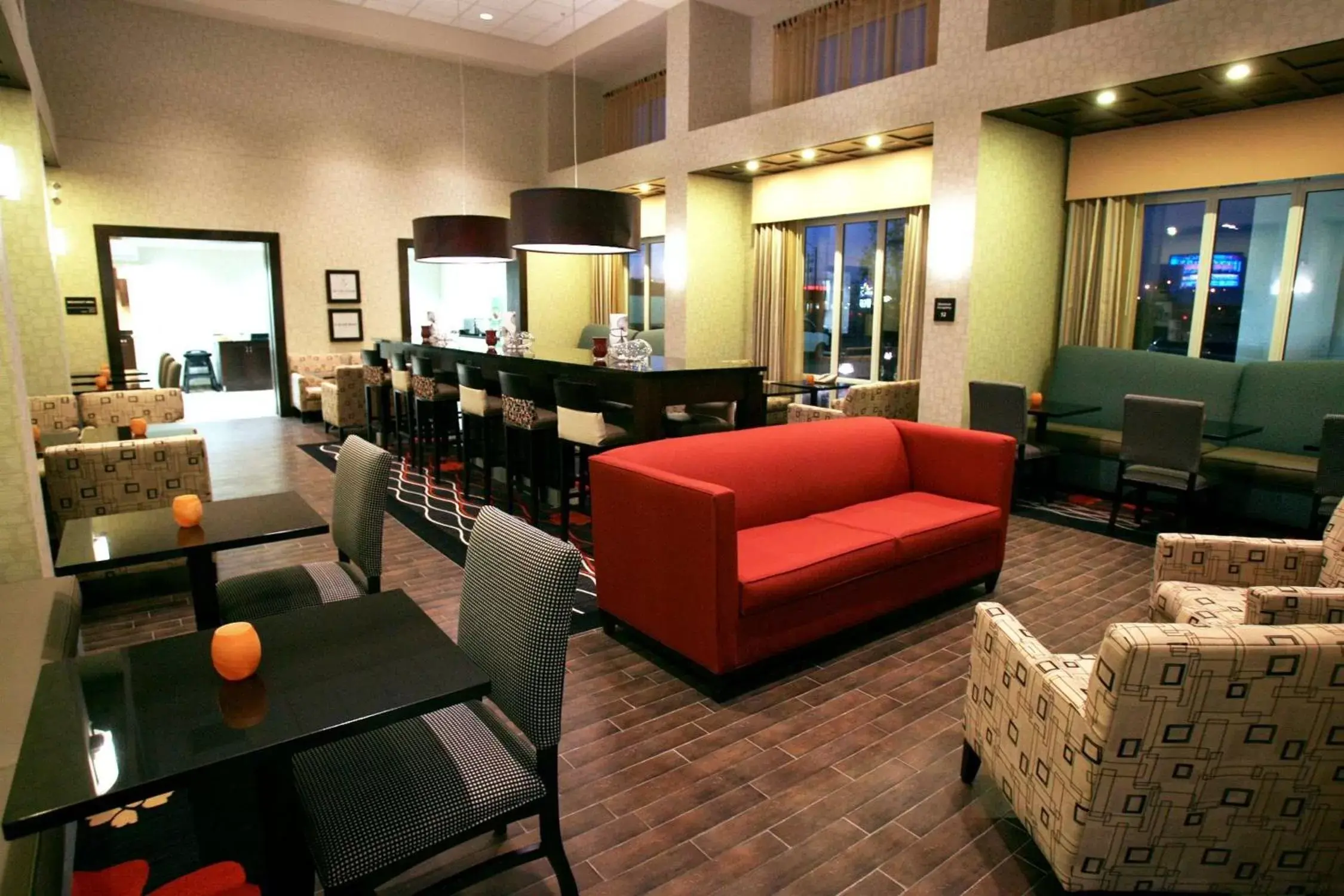 Dining area, Lounge/Bar in Hampton Inn & Suites Red Deer