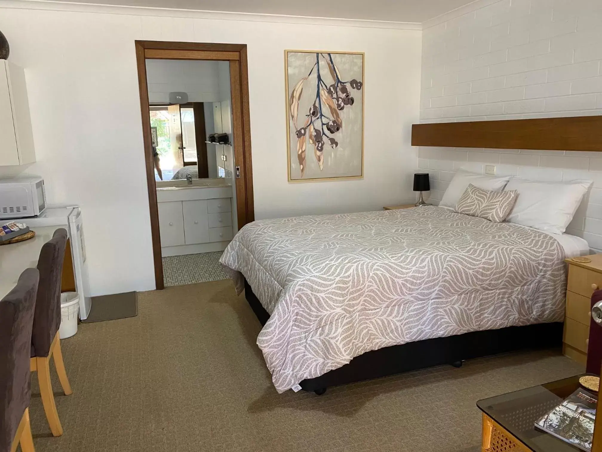 Queen Room in Orana Motor Inn Queen Room in Orana Motor Inn