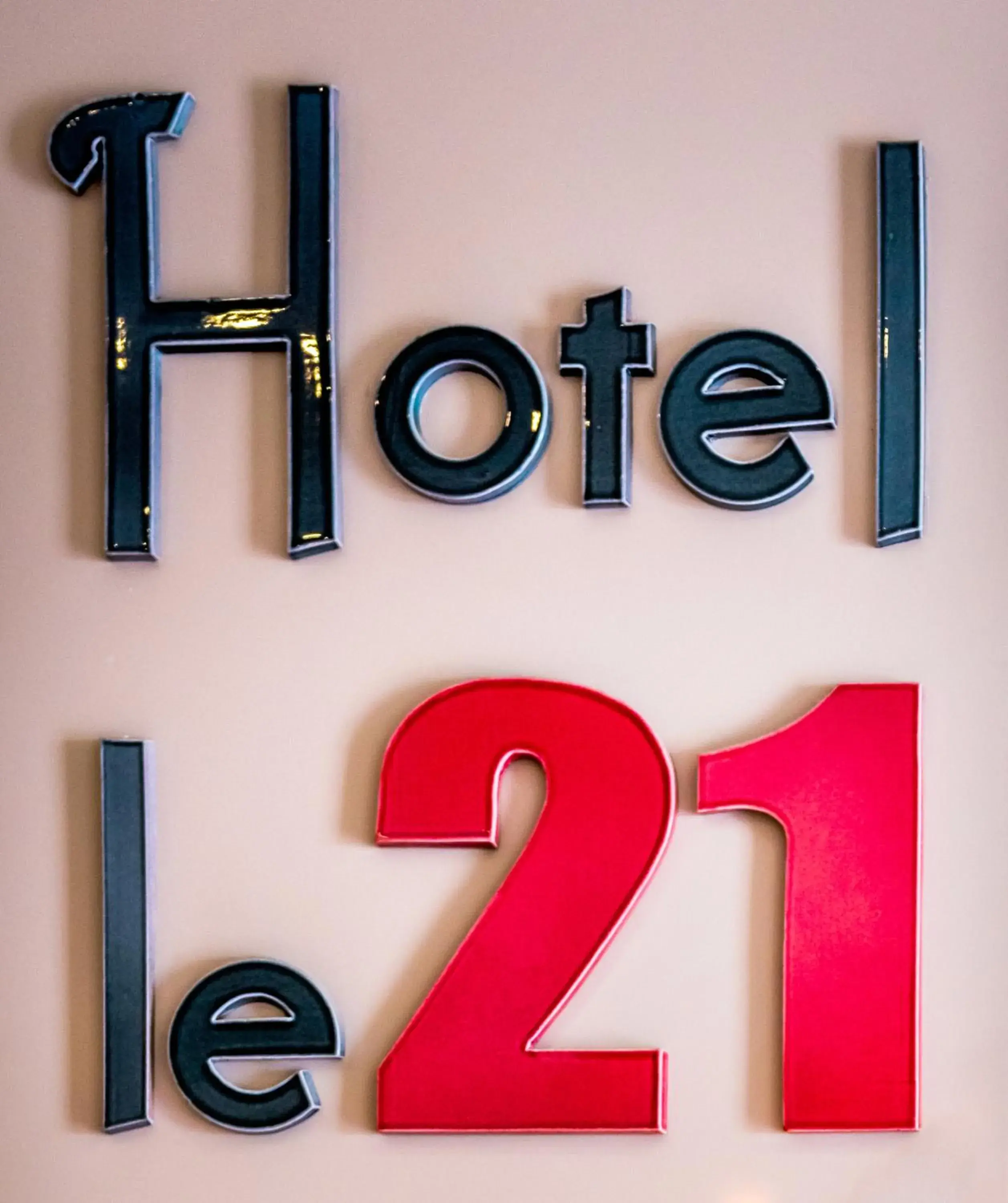Logo/Certificate/Sign in Hotel Le 21