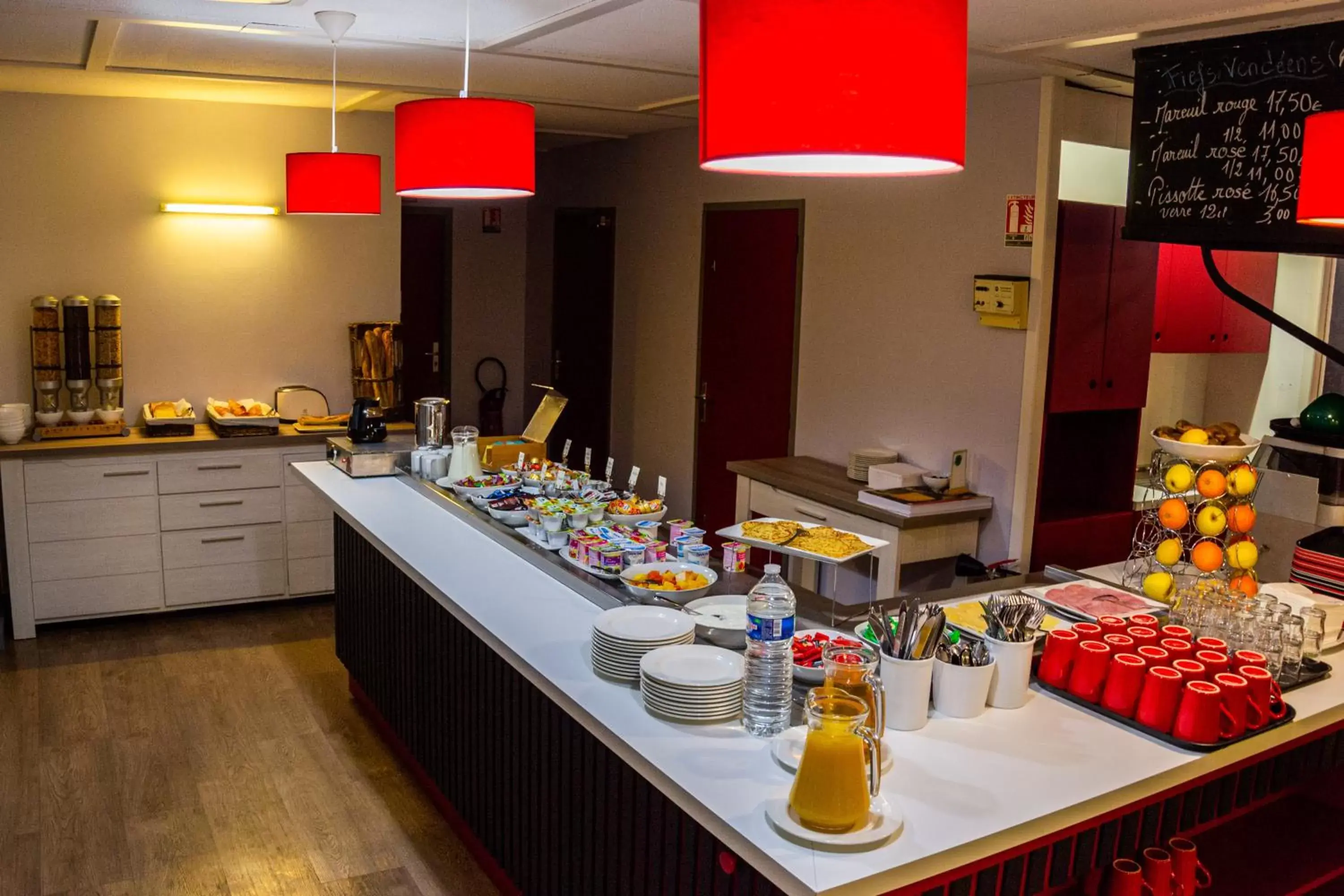 Buffet breakfast, Restaurant/Places to Eat in initial by balladins La Roche-sur-Yon