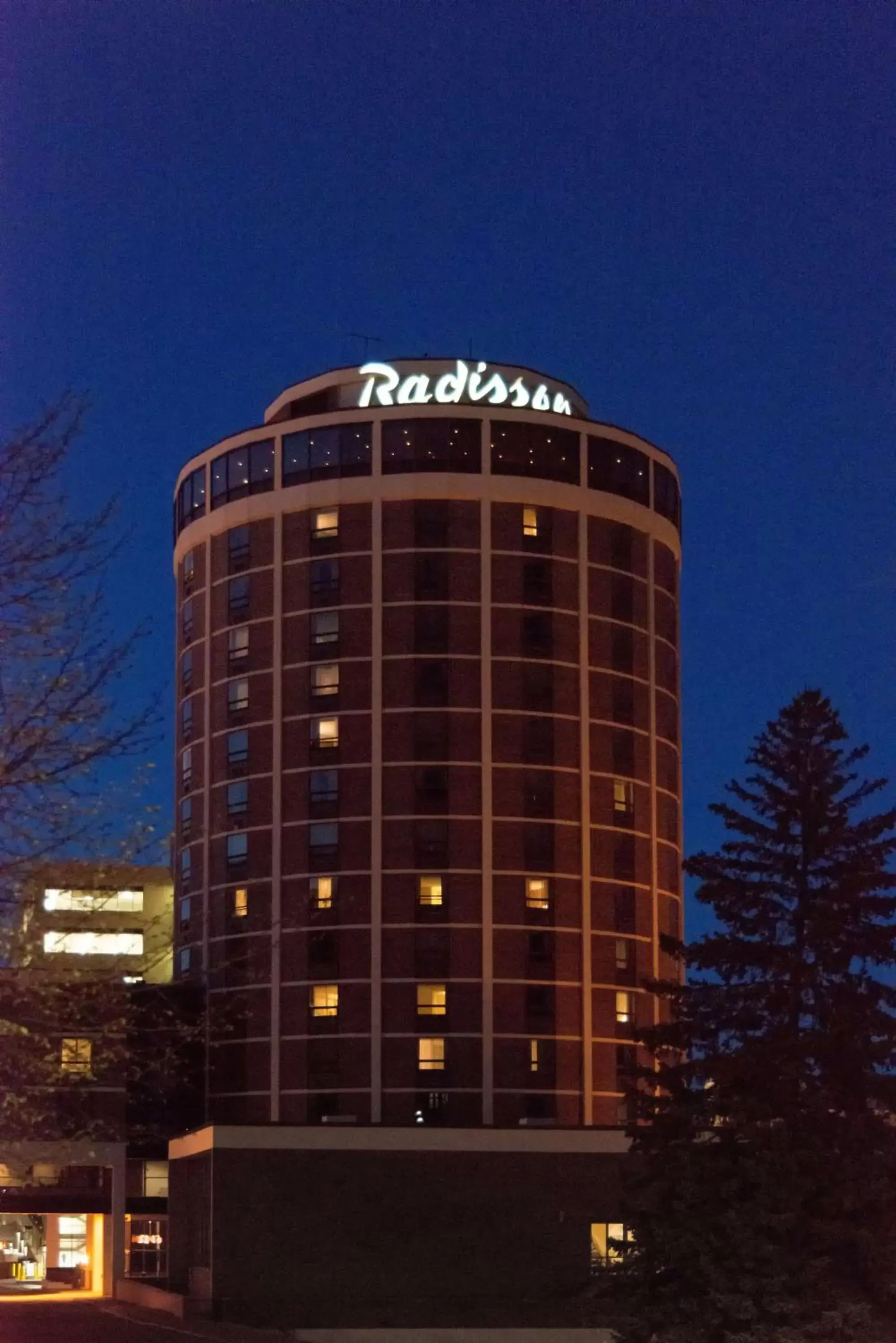 Nearby landmark, Property Building in Radisson Hotel Duluth-Harborview