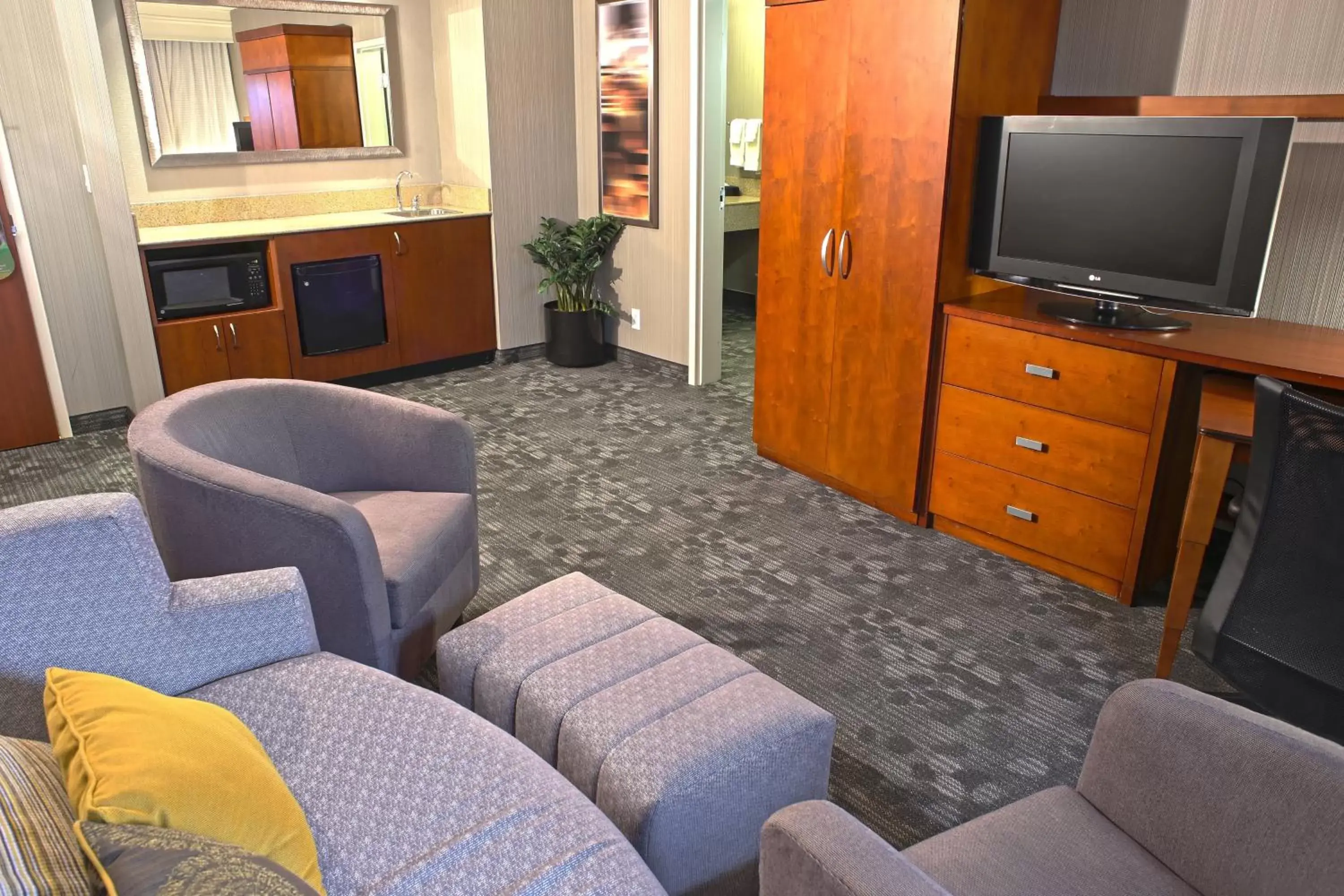 Living room, Seating Area in Courtyard by Marriott Hamilton