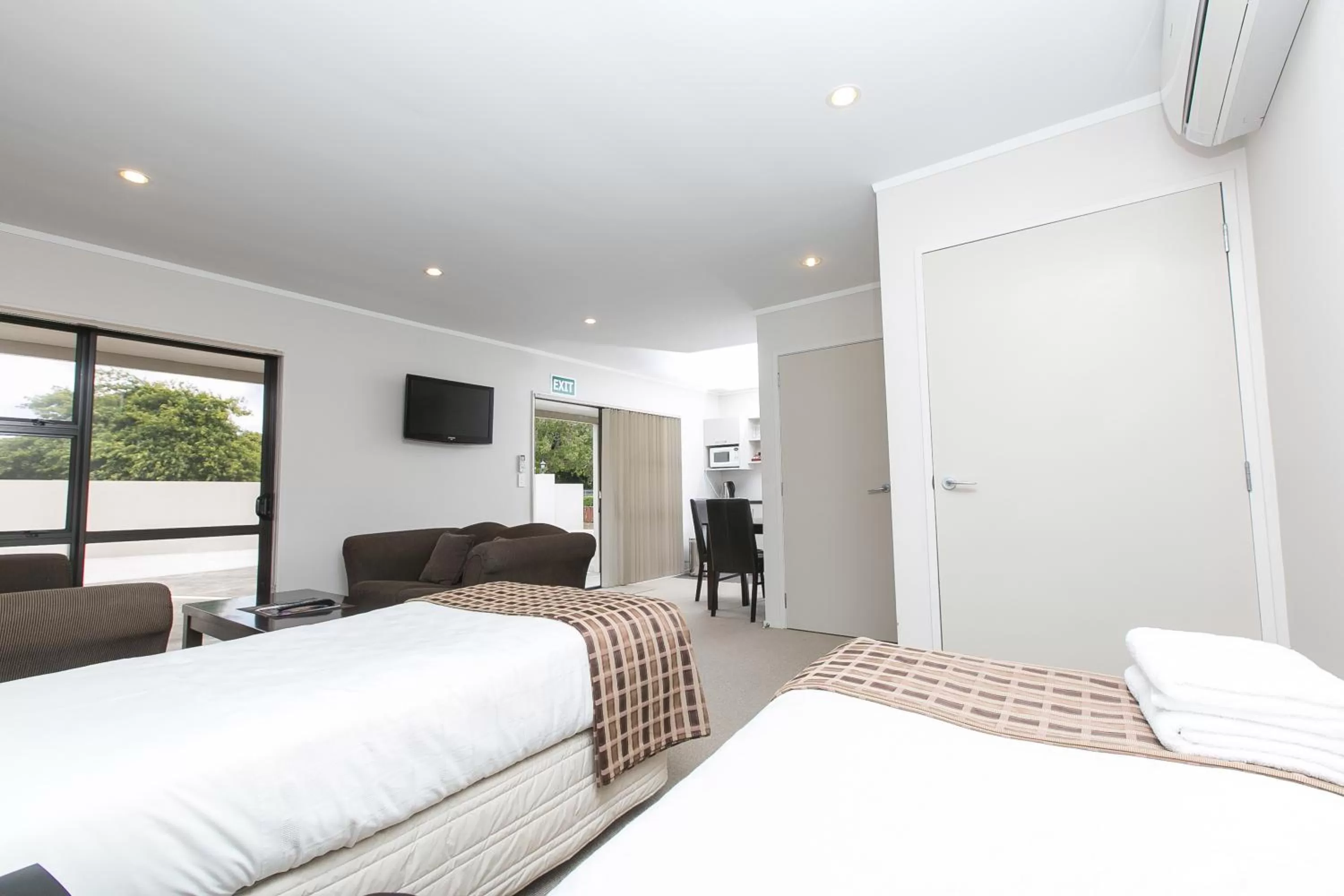 Bed in Parkview Motor Inn