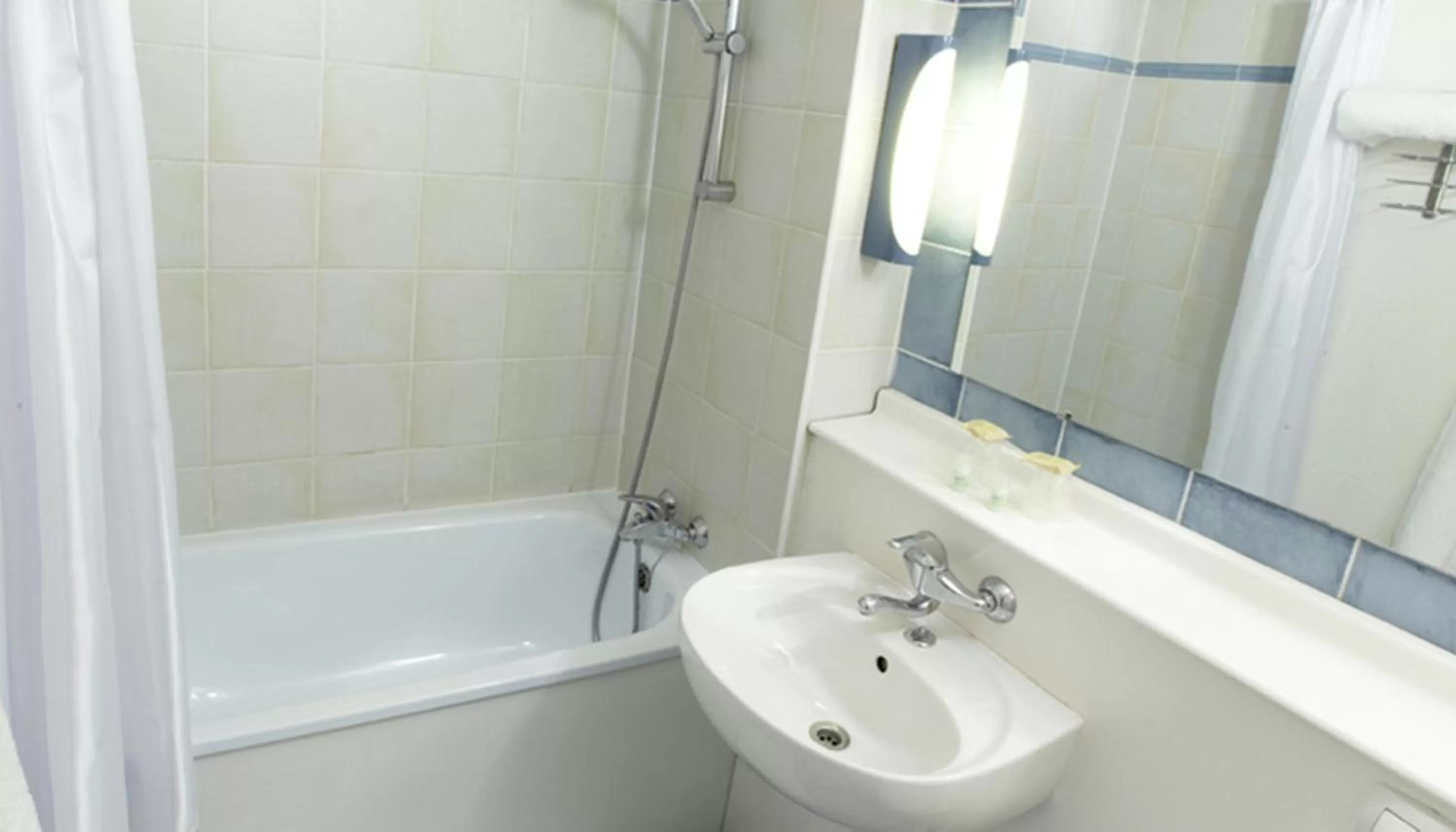 Bedroom in Campanile Dunkerque Est - Armbouts-Cappel