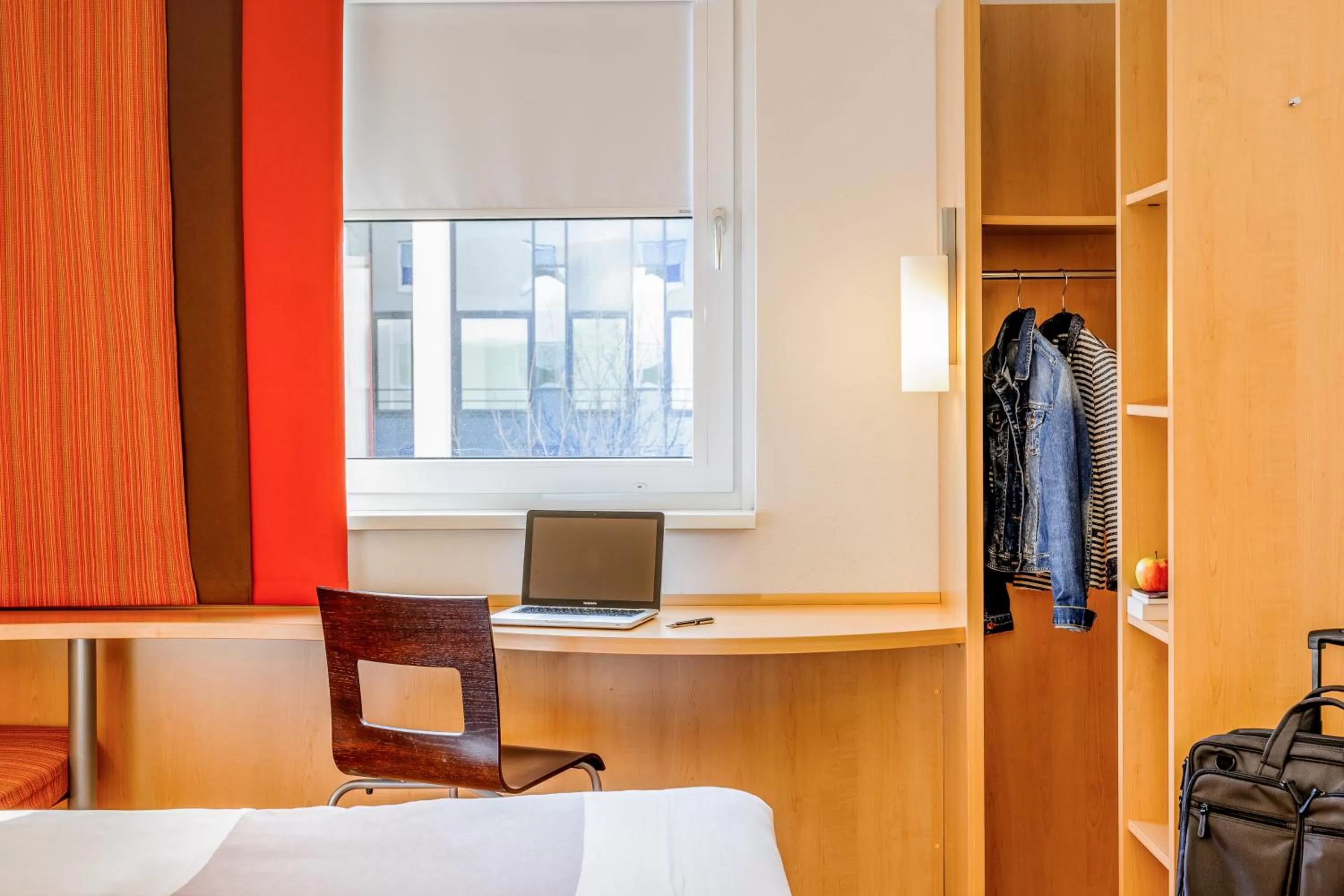 Bedroom, Bed in ibis Basel Bahnhof