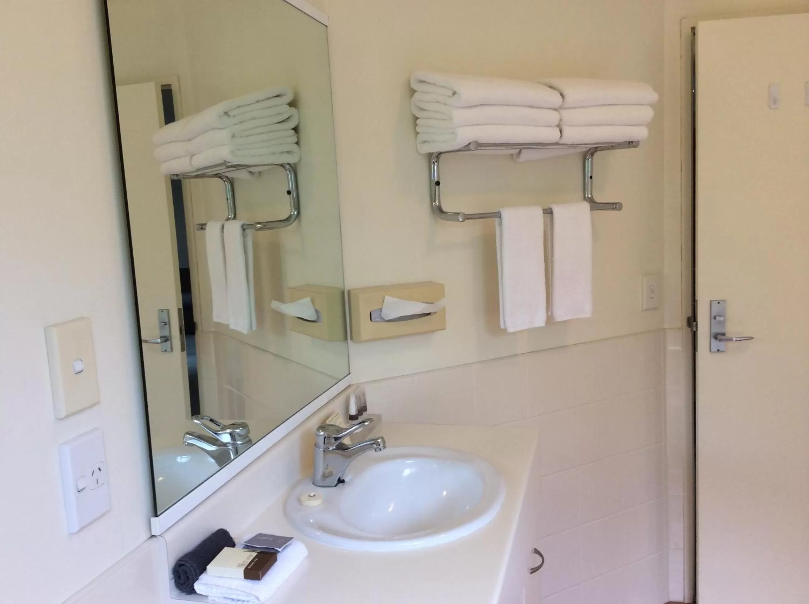 Bathroom in Chancellor Motor Lodge and Conference Centre