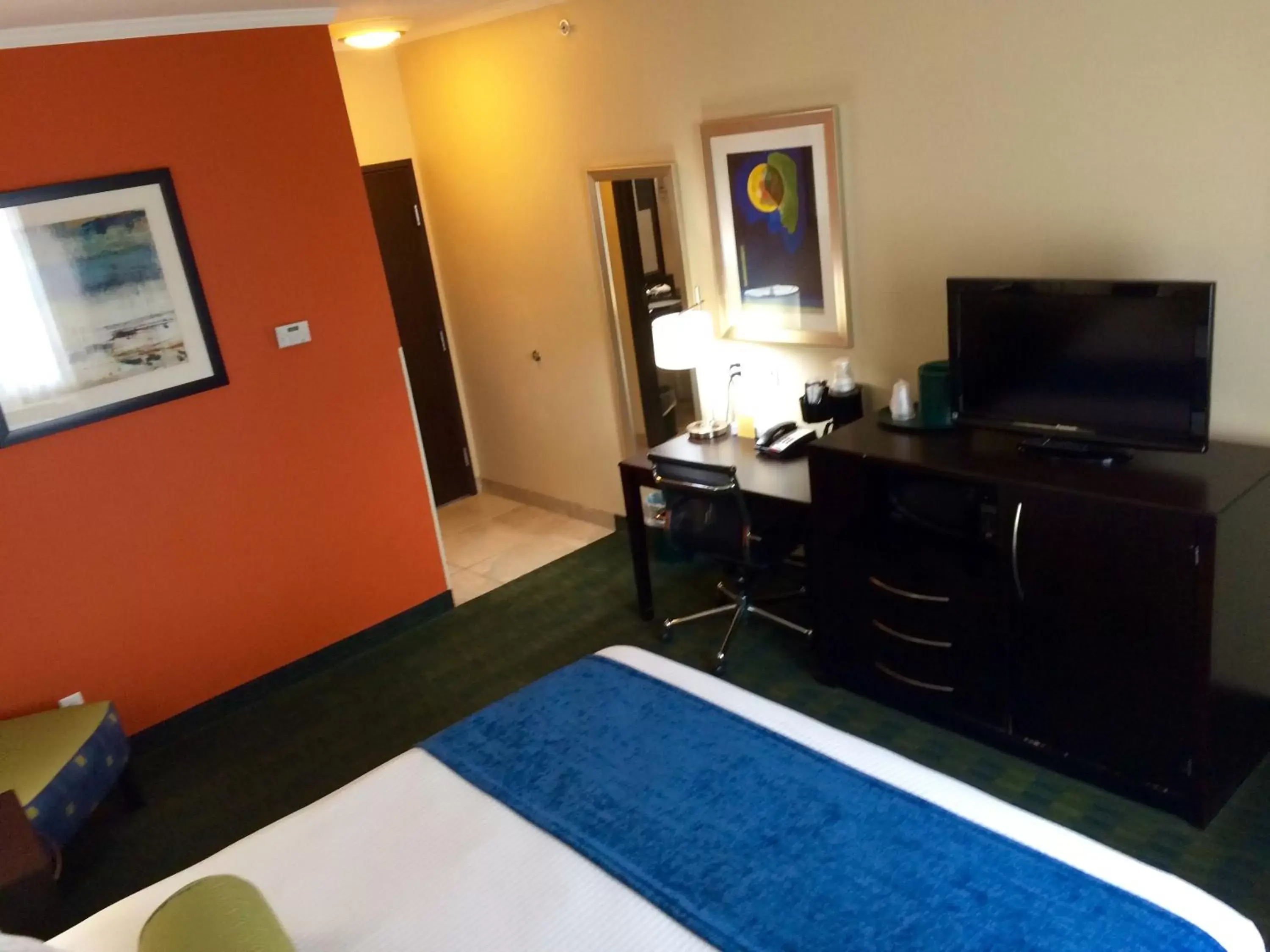 TV and multimedia, TV/Entertainment Center in Cityview Inn & Suites Downtown /RiverCenter Area