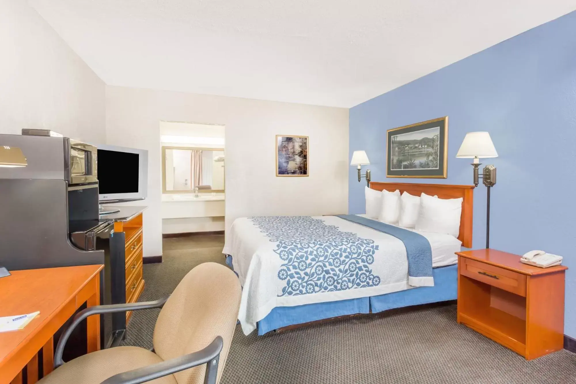 Bedroom in Days Inn by Wyndham Cedar Falls- University Plaza