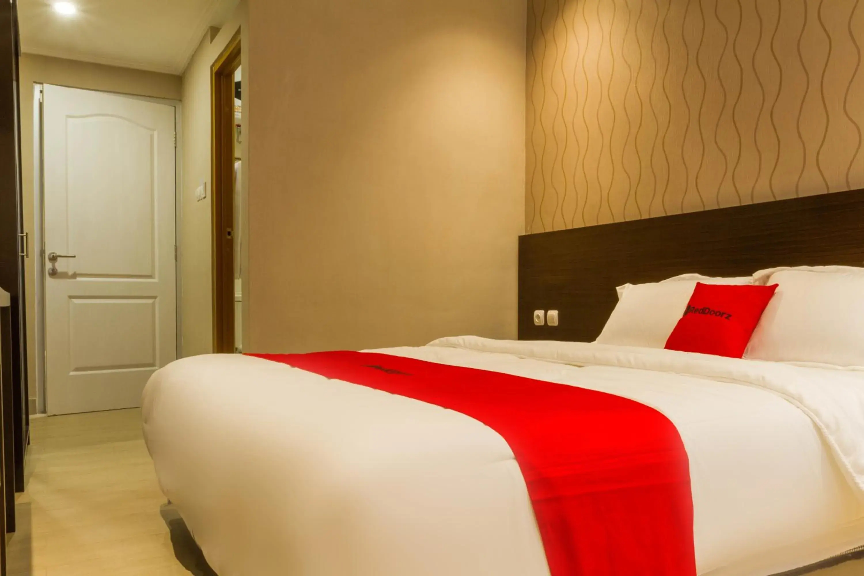 Bedroom, Bed in RedDoorz Plus @ Dipatiukur Bedroom, Bed in RedDoorz Plus @ Dipatiukur