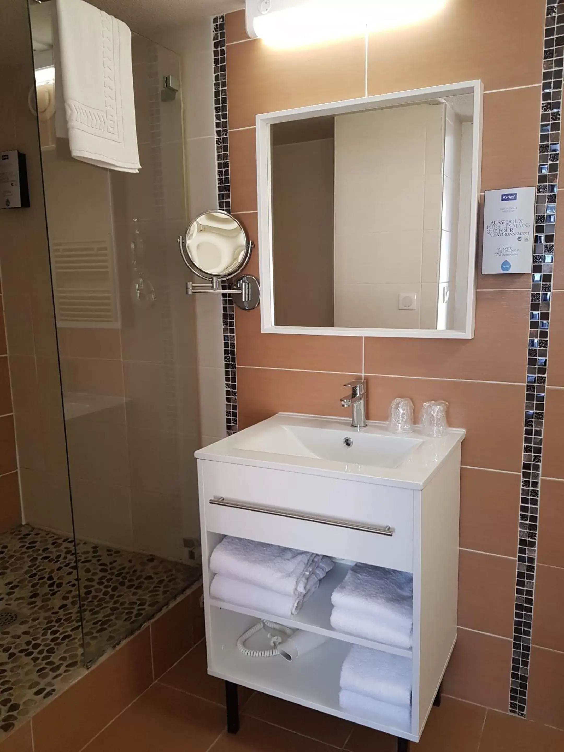 Bathroom in KYRIAD LYON EST – Saint Quentin Fallavier