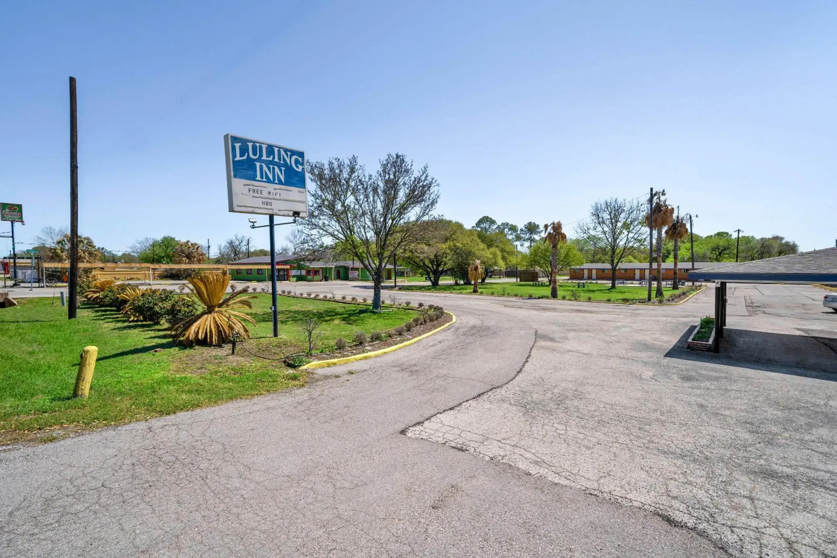 Facade/entrance, Property Building in OYO Hotel Luling TX Downtown I-10/US-90