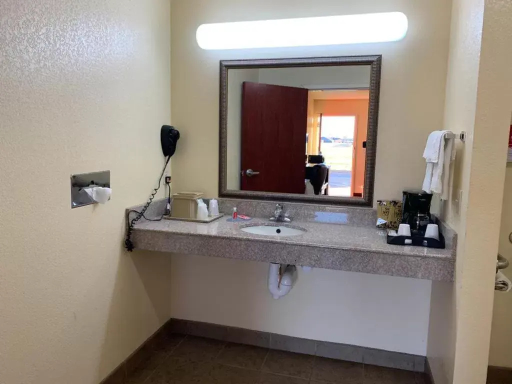 Bathroom in Econo Lodge Inn & Suites Searcy