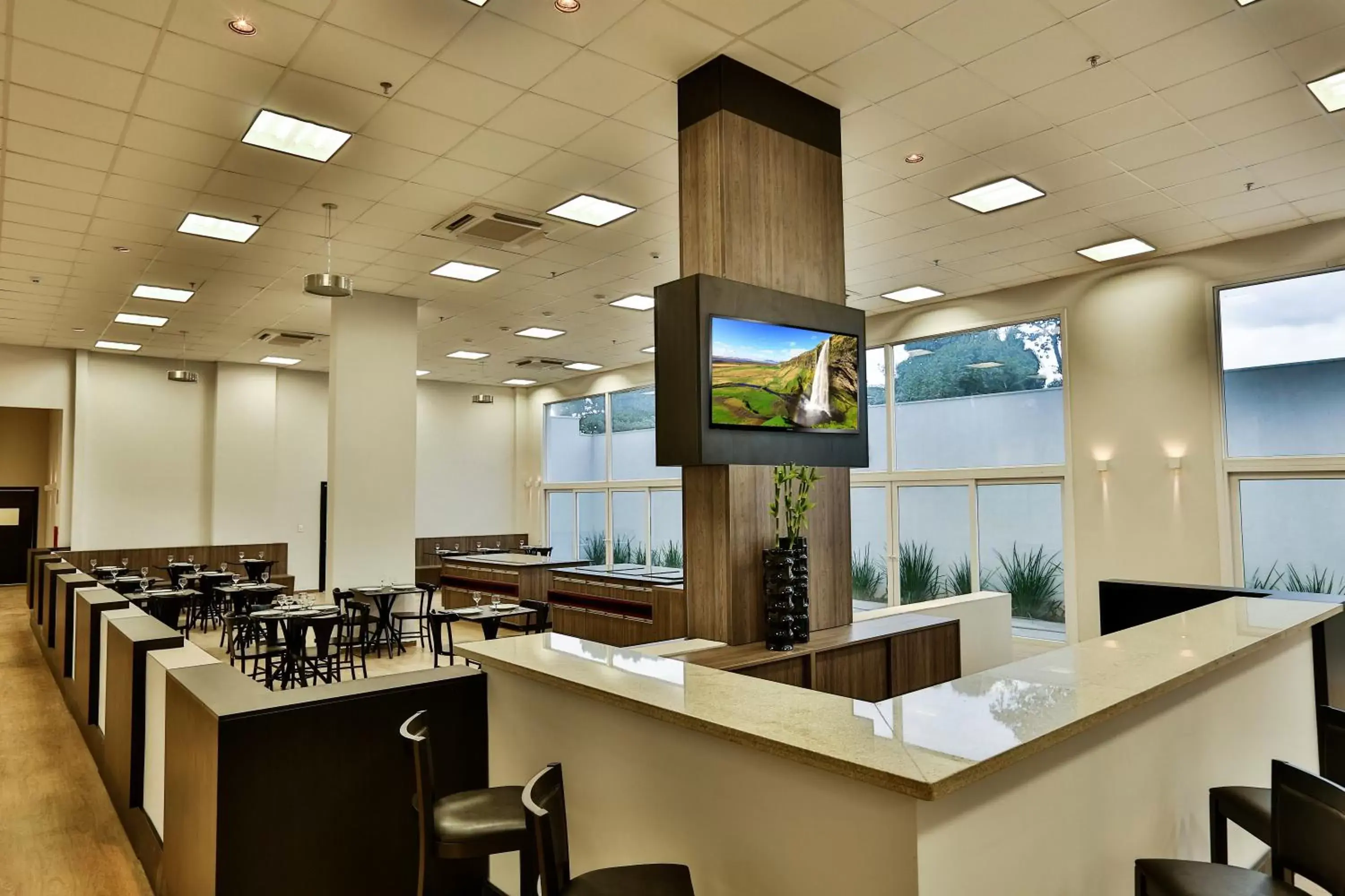 Food and drinks in Slim Cuiabá Aeroporto by Slaviero Hotéis