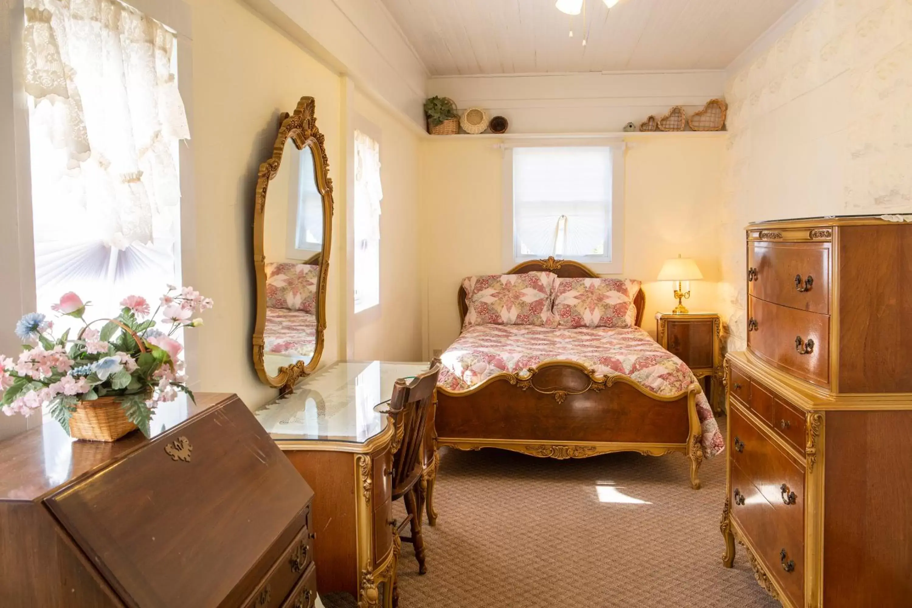 Bedroom, Restaurant/Places to Eat in The Chimney Rock Inn & Cottages