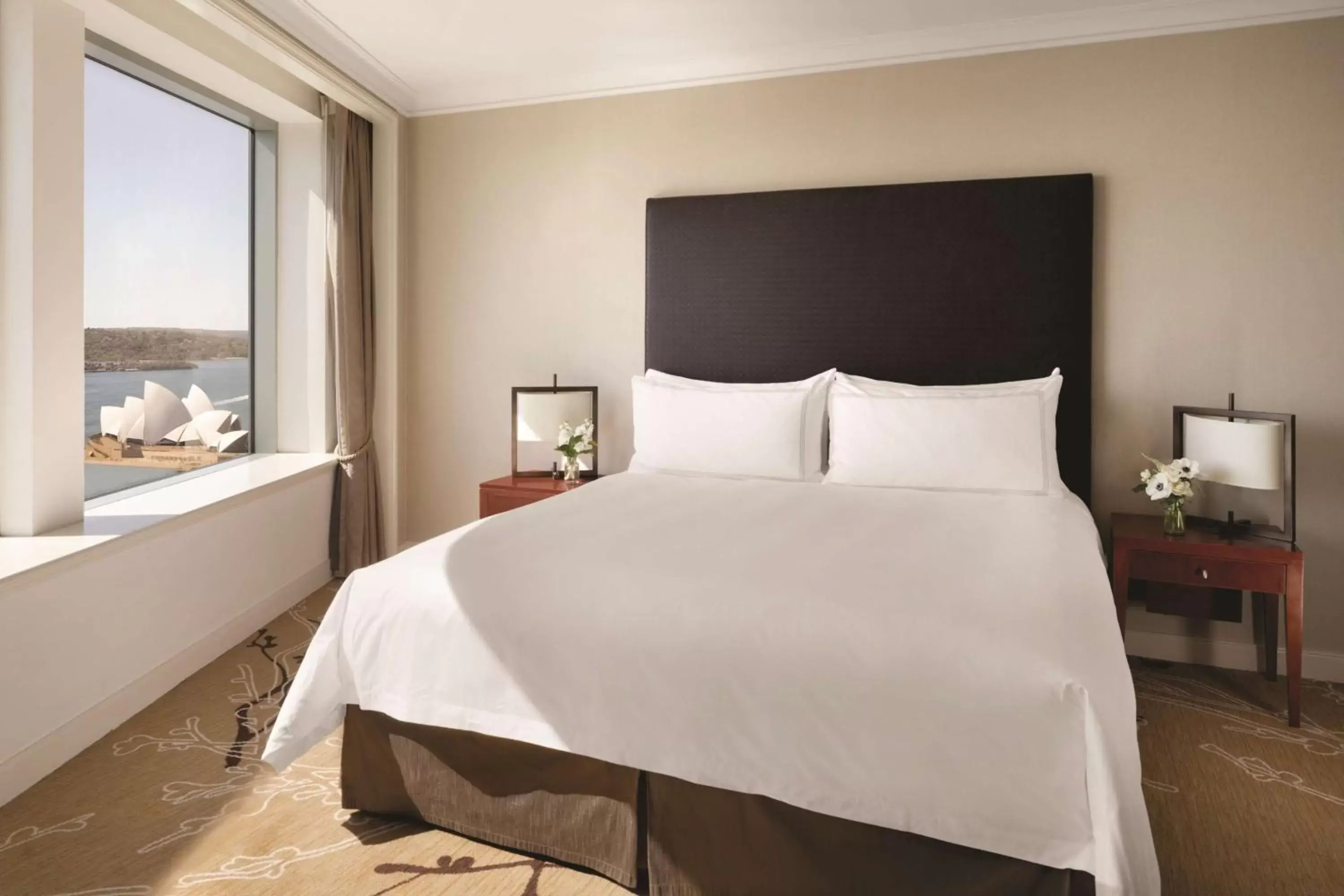 Bedroom, Bed in Shangri-La Sydney