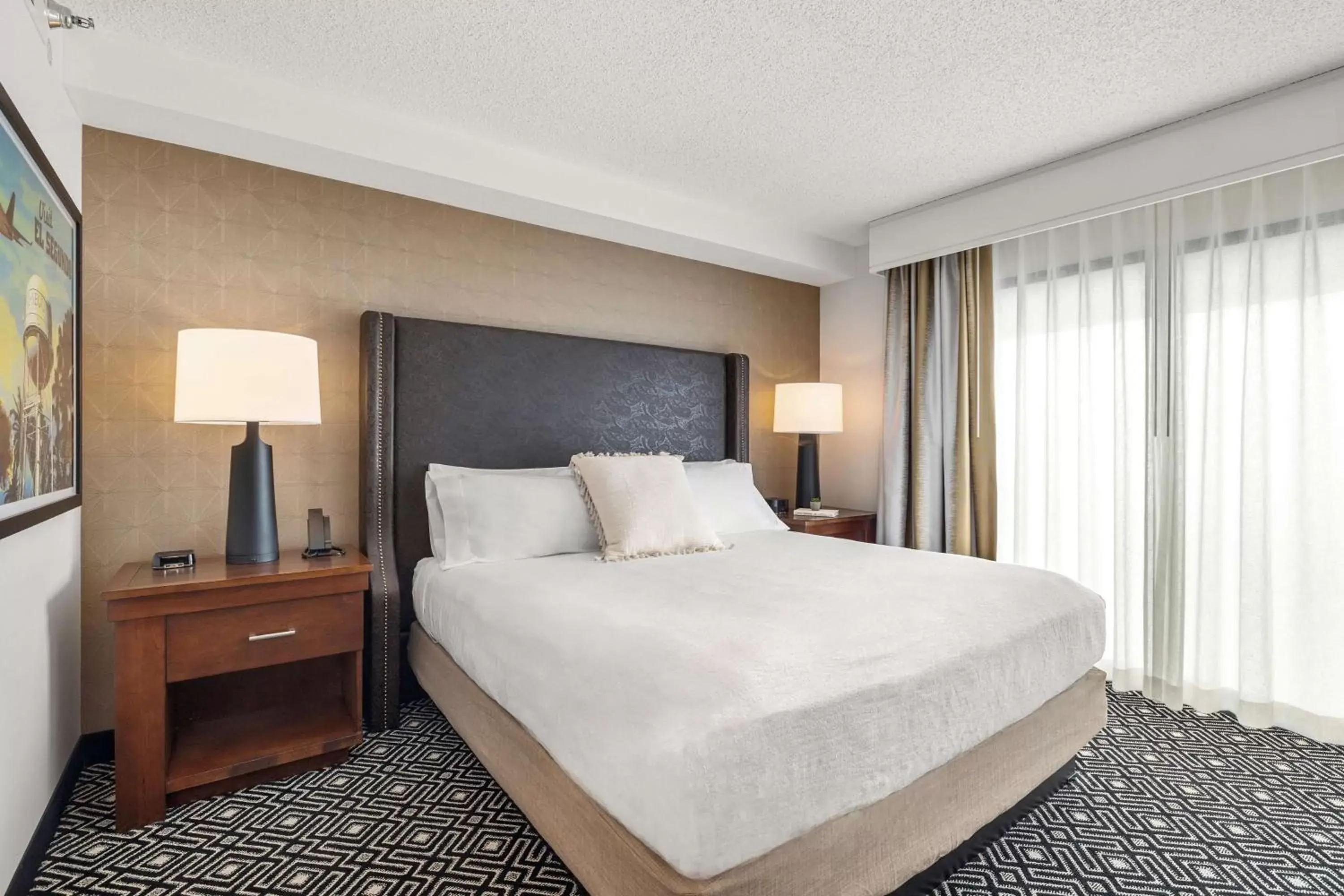 Bed in Embassy Suites by Hilton Los Angeles International Airport South