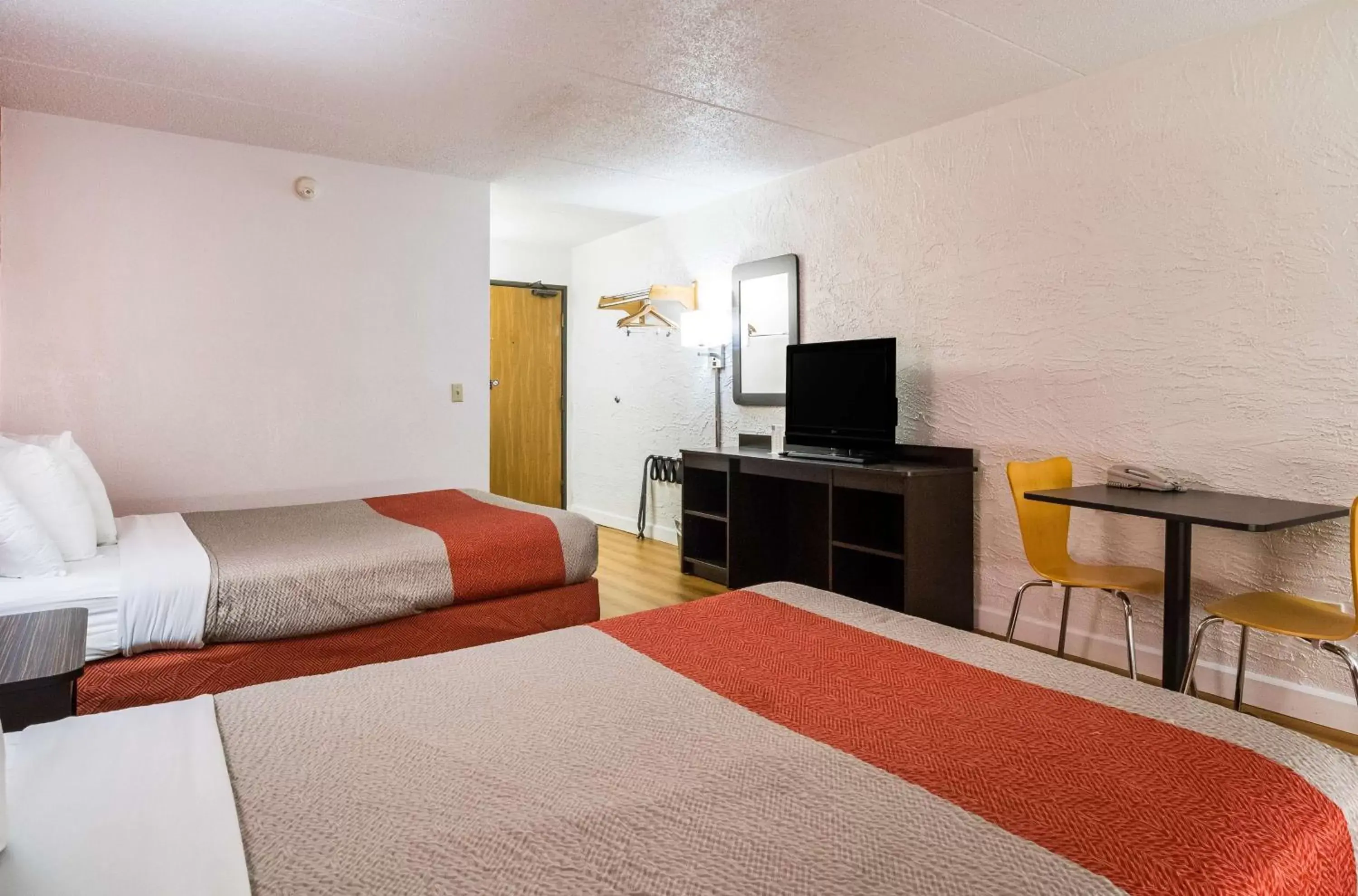 Bedroom, Bed in Motel 6-Prospect Heights, IL