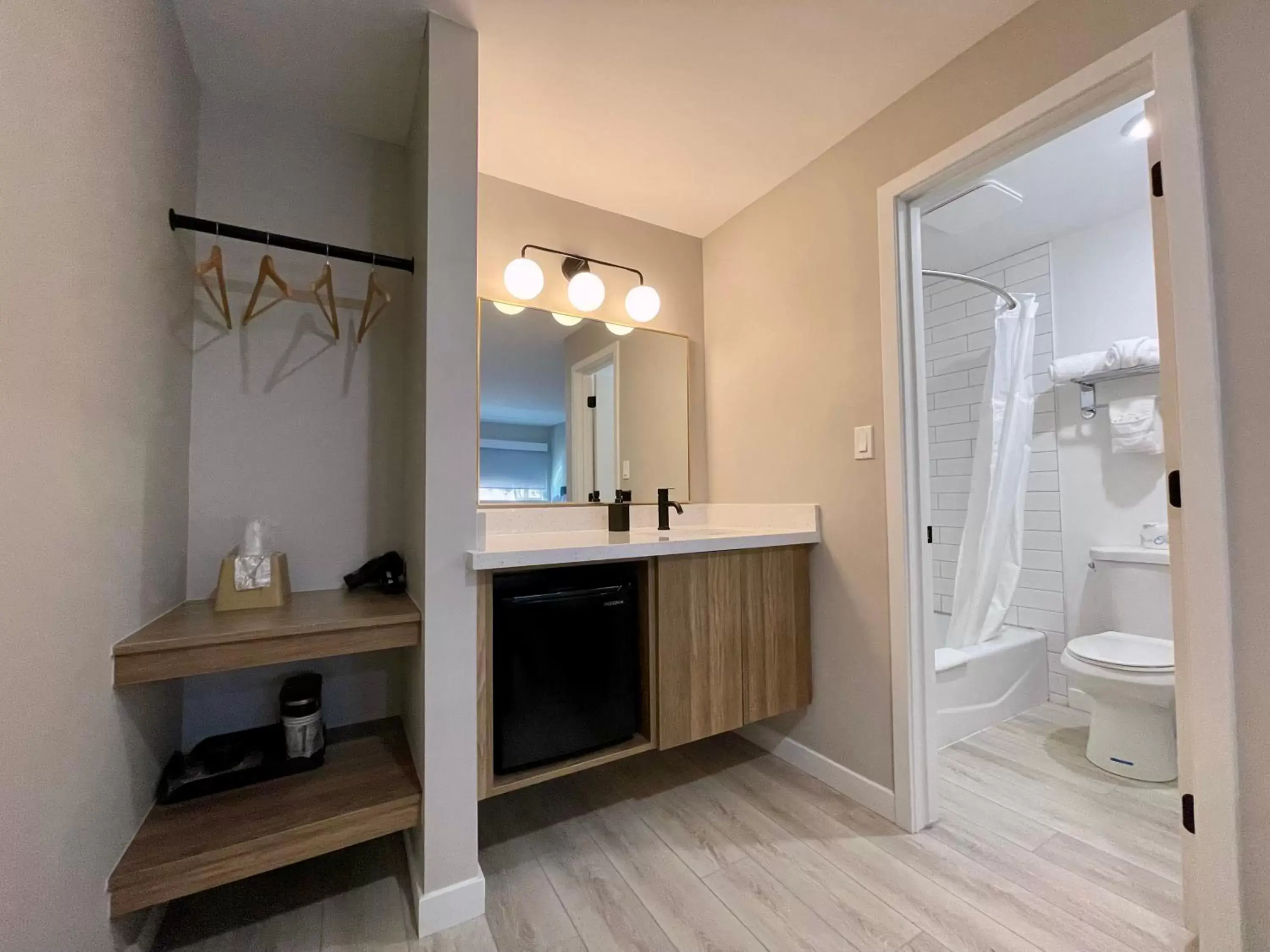 Shower, Bathroom in Arizona Sunset Inn & Suites