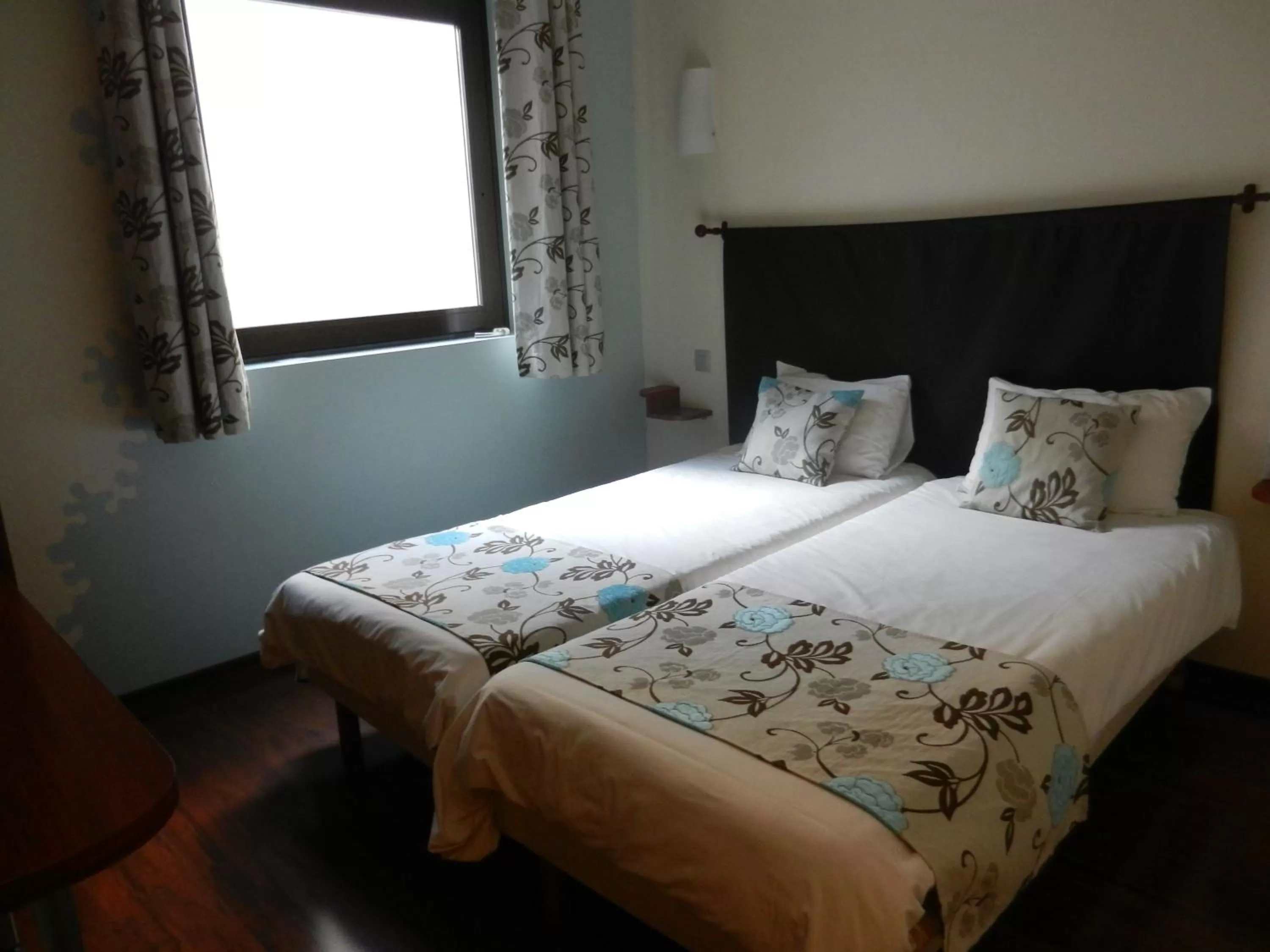 Bed in L'HÔTEL de CHARTRES