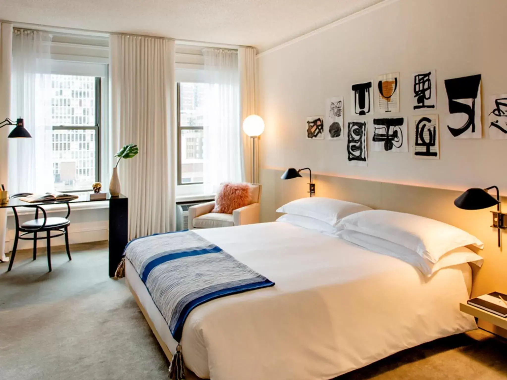 King Room with Accessible Tub in Ambassador Chicago, part of JdV by Hyatt King Room with Accessible Tub in Ambassador Chicago, part of JdV by Hyatt