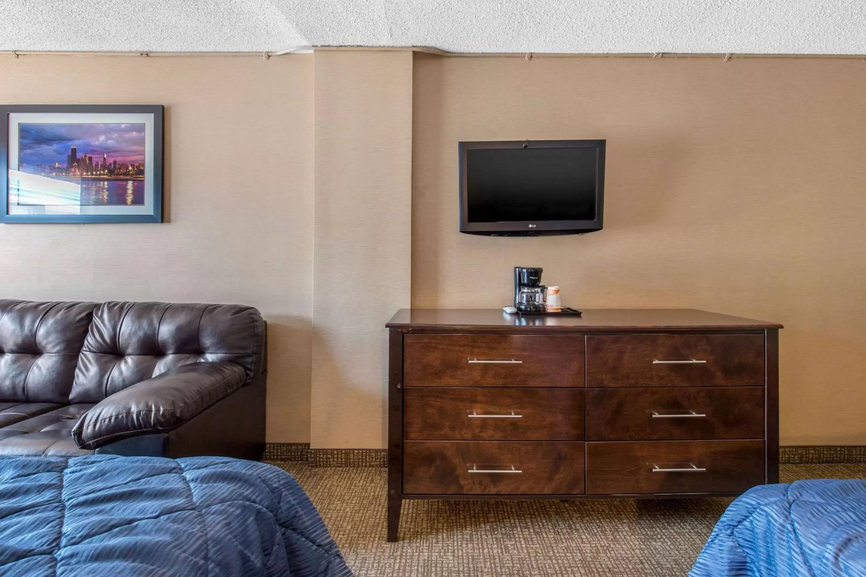 Photo of the whole room, TV/Entertainment Center in Rodeway Inn Chicago