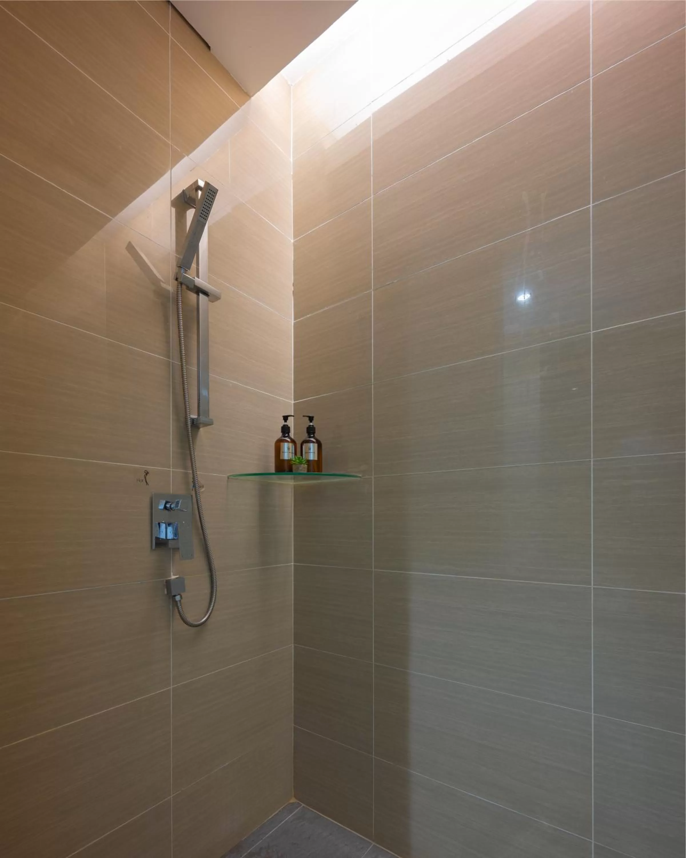 Shower in Greystone 99 Suites