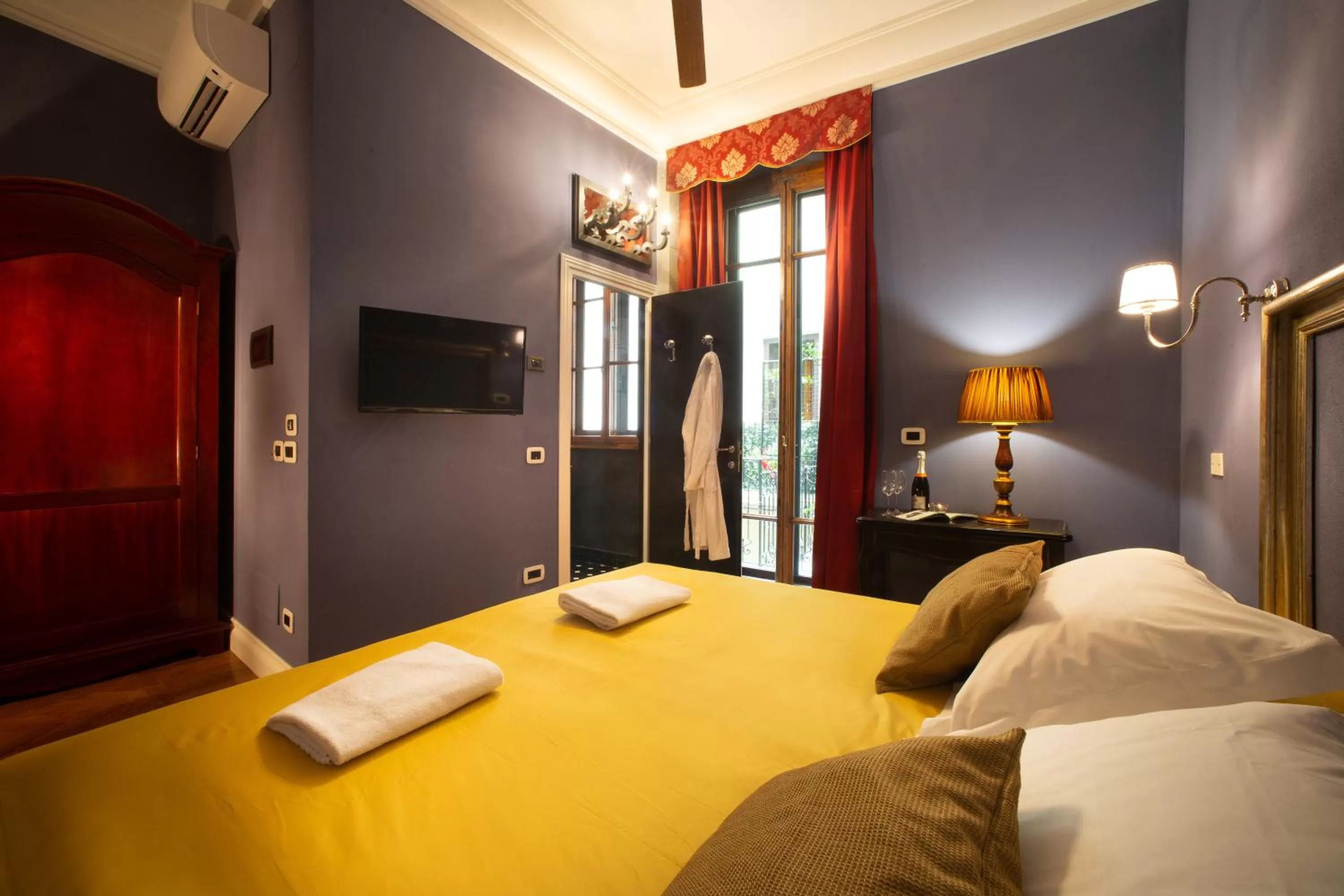 Bed in Boutique B&B Torre de' Conti