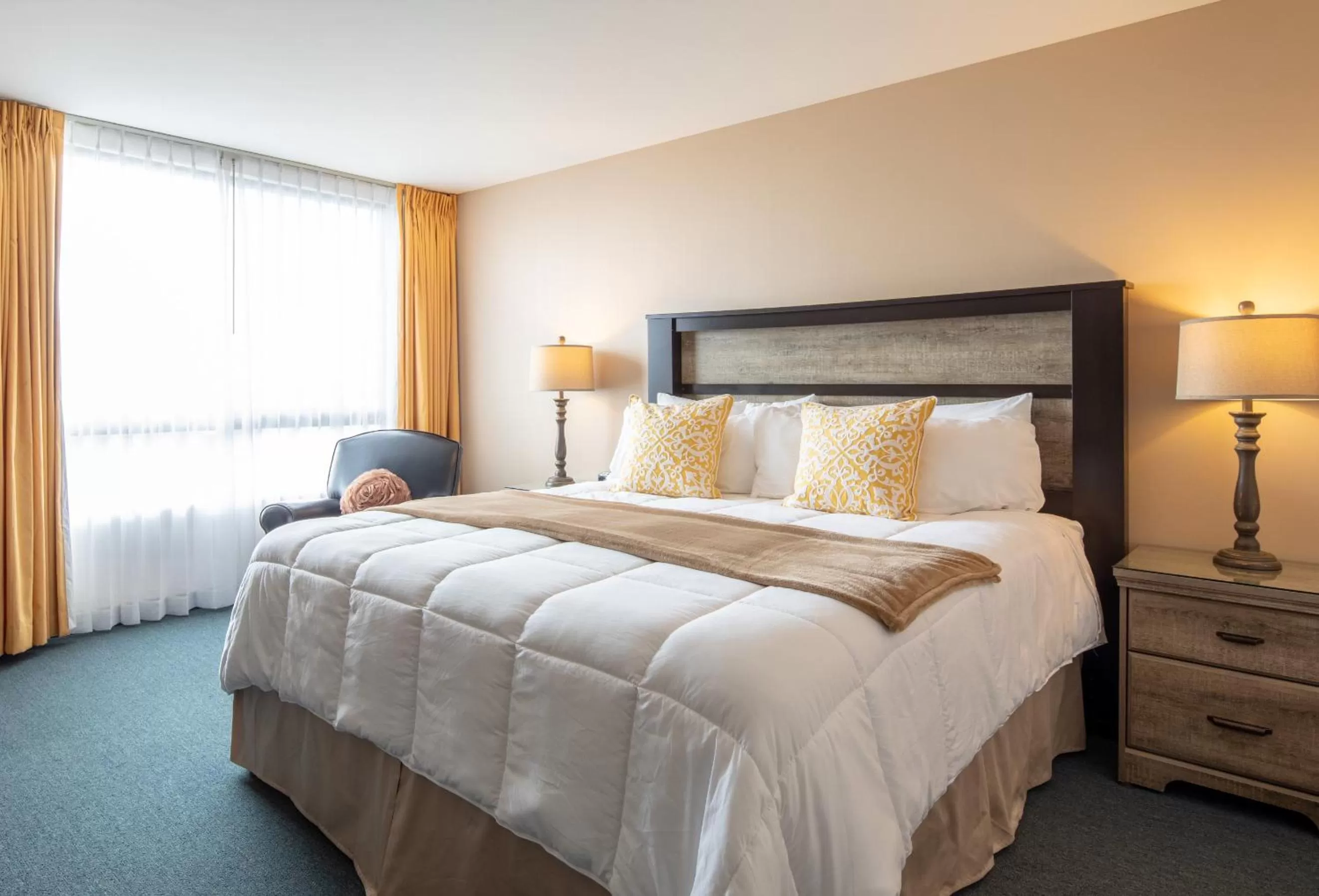 Bedroom, Bed in New Gardena Hotel