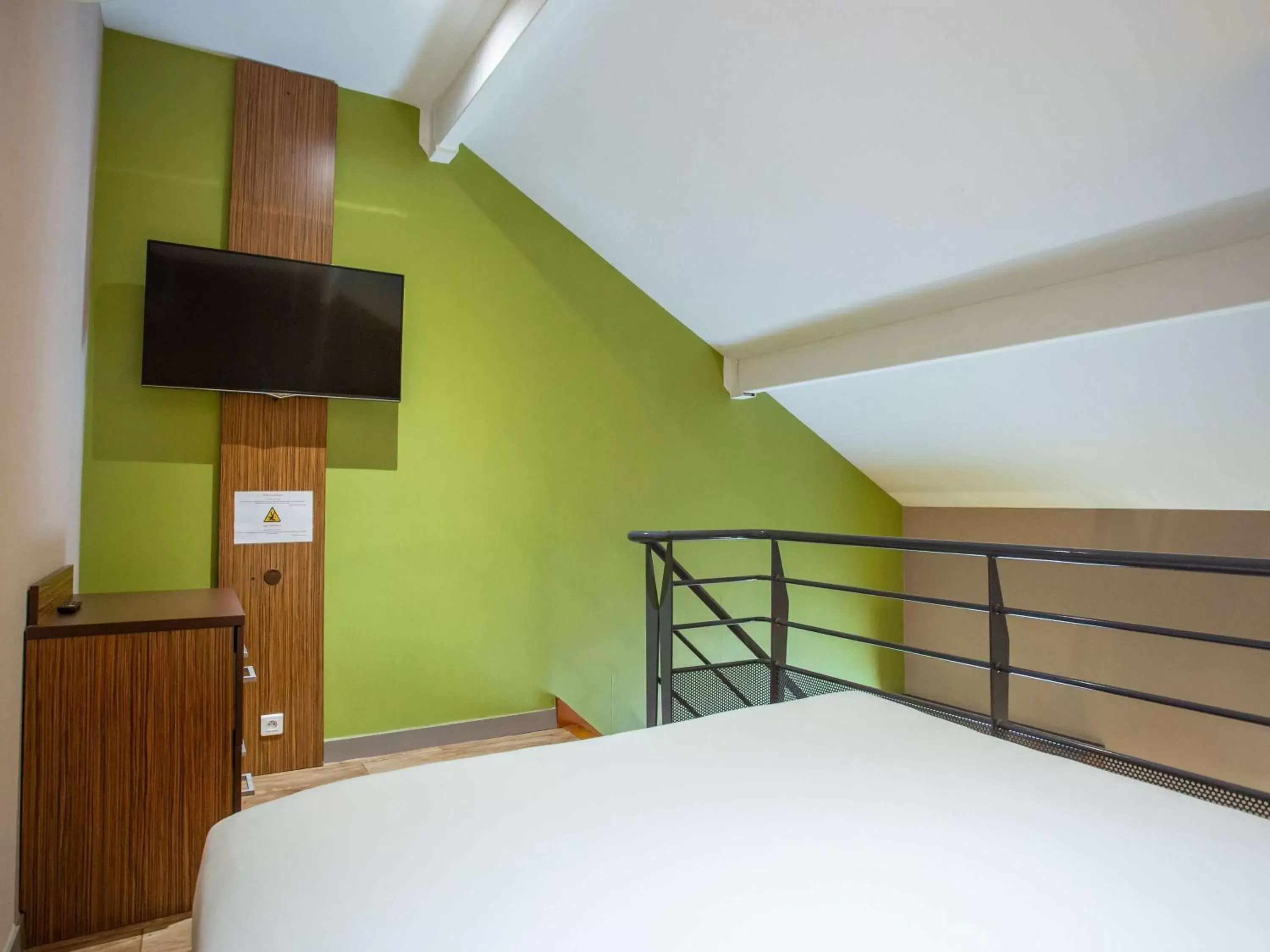 Bedroom, Bed in ibis Styles Bourges