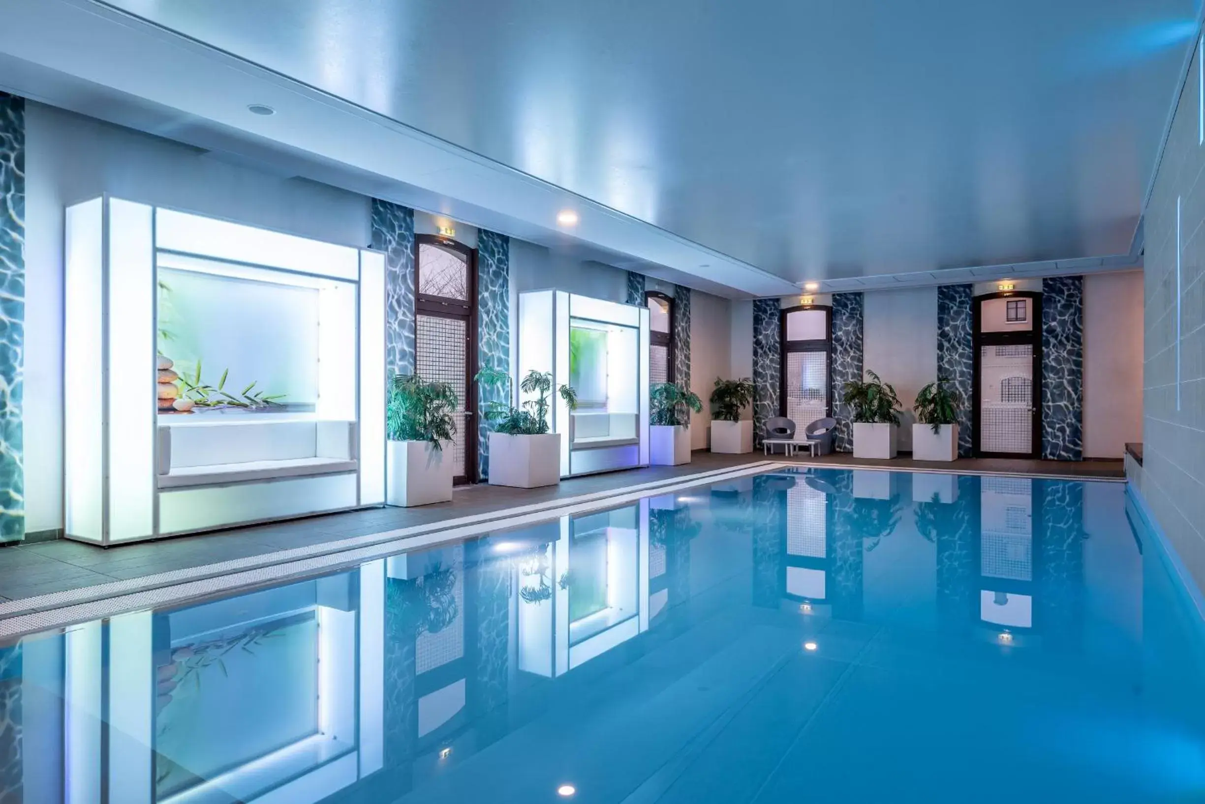 Swimming Pool in Radisson Blu Hotel Paris, Marne-la-Vallée