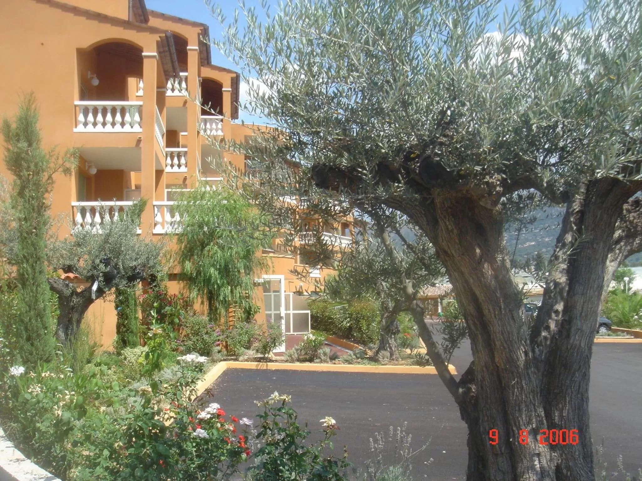 Facade/entrance in Appart Hotel Lou Castelet